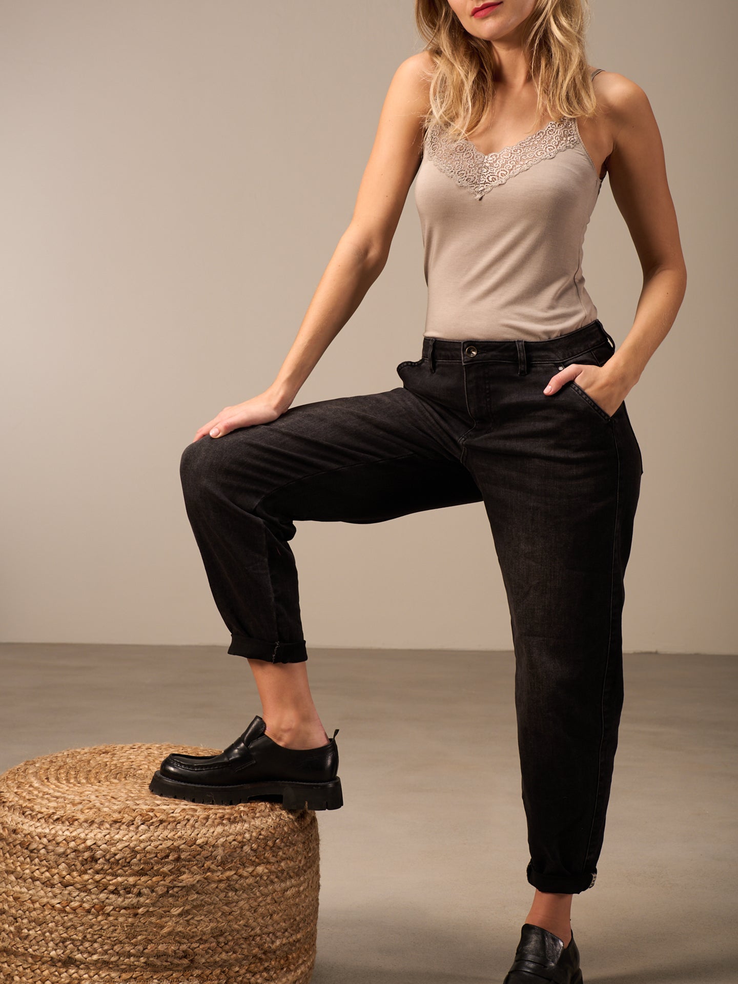 Top con spalline e finiture in pizzo