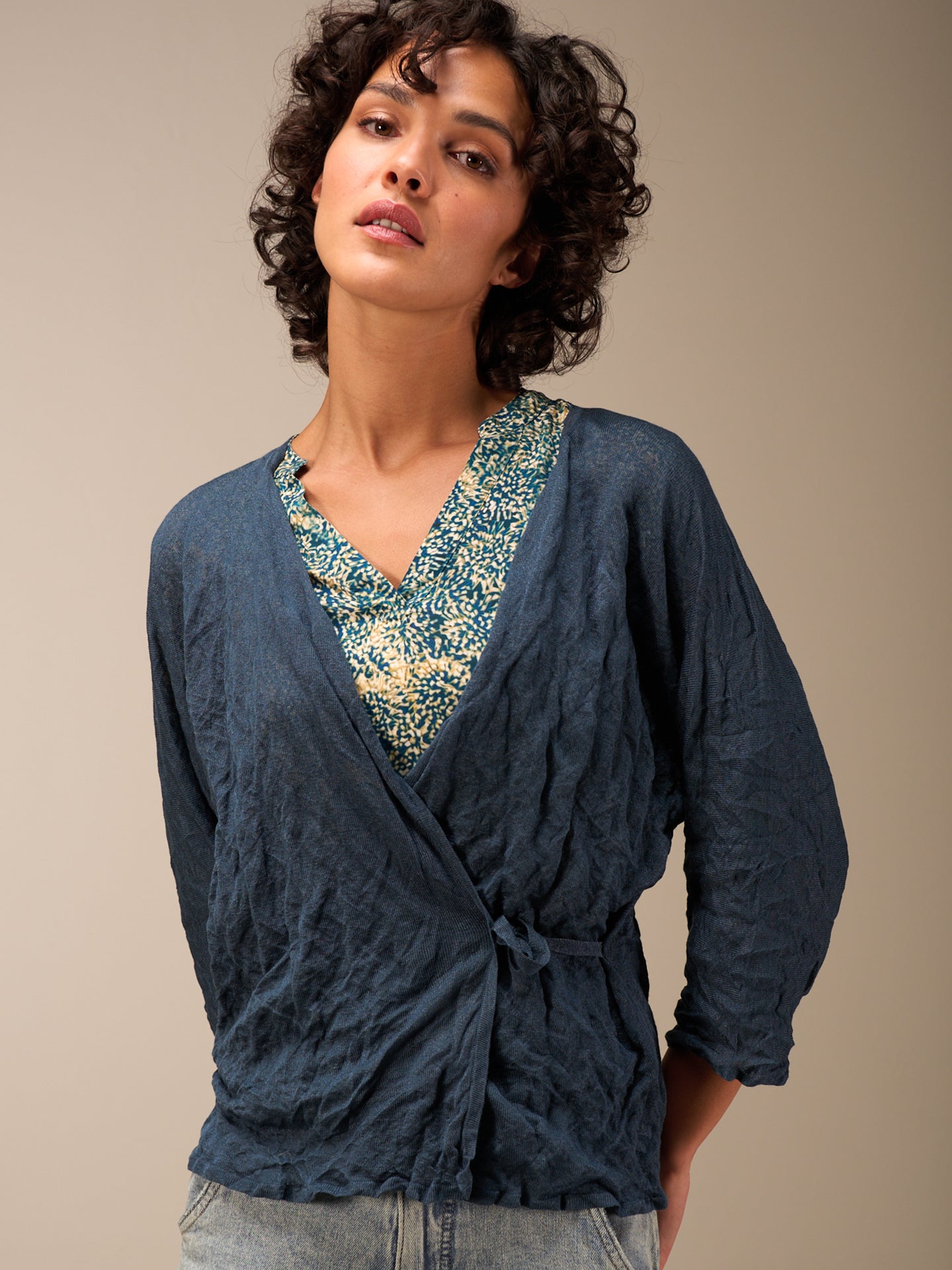 Strickjacke gewickelt