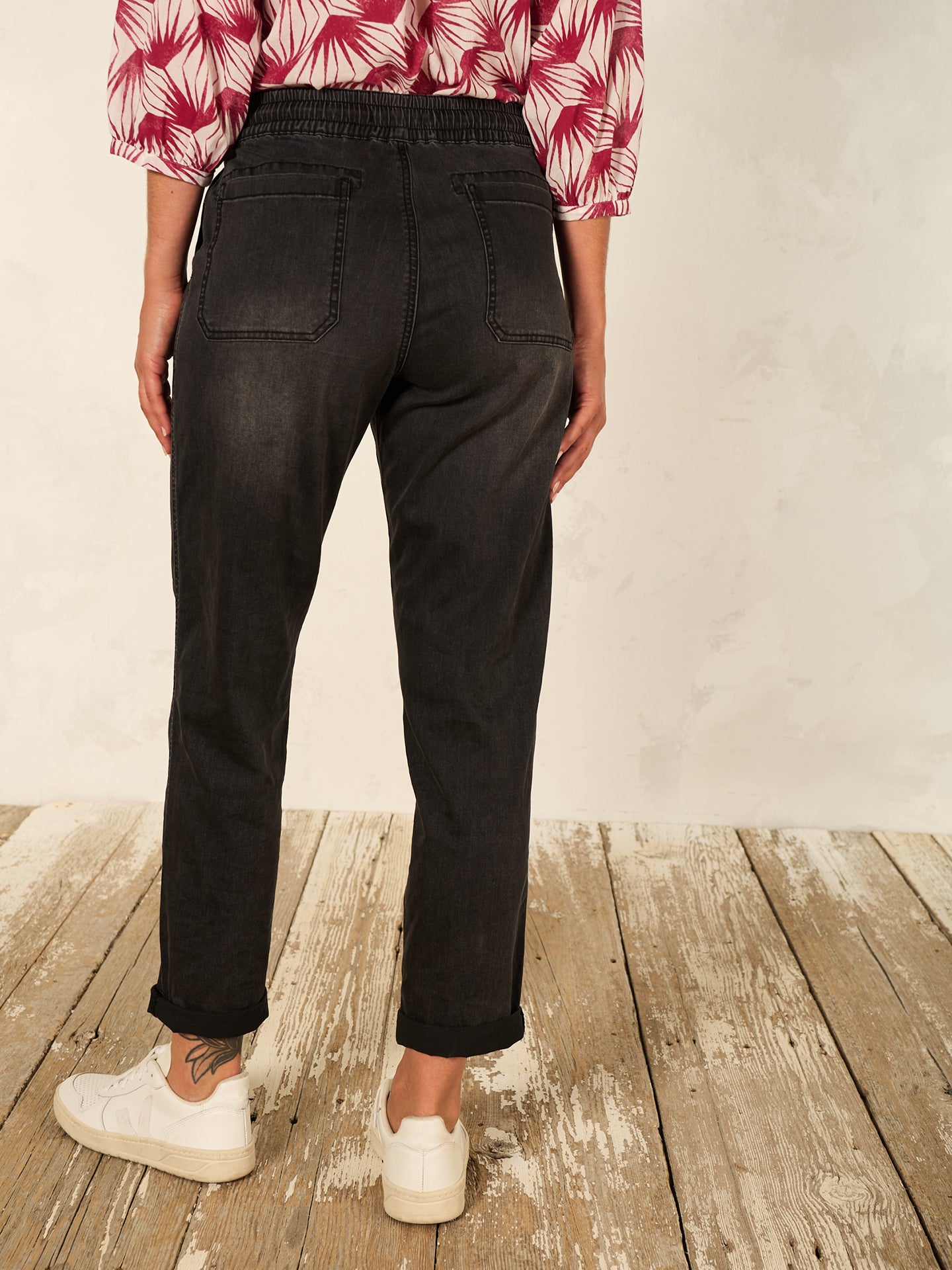 Pants with elastic waistband
