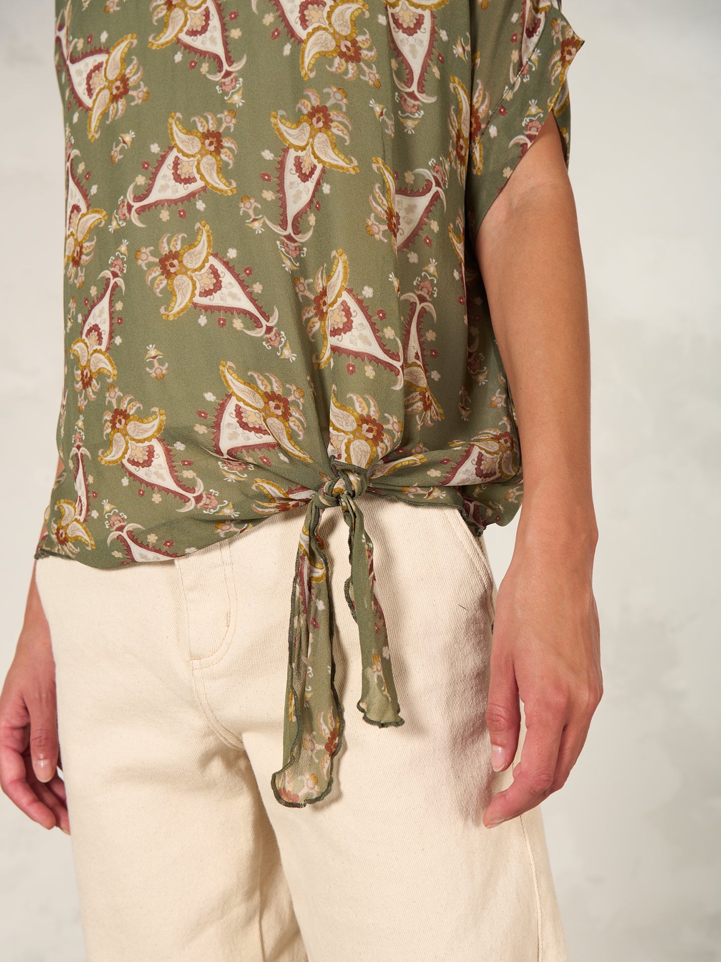 Bluse mit Knoten