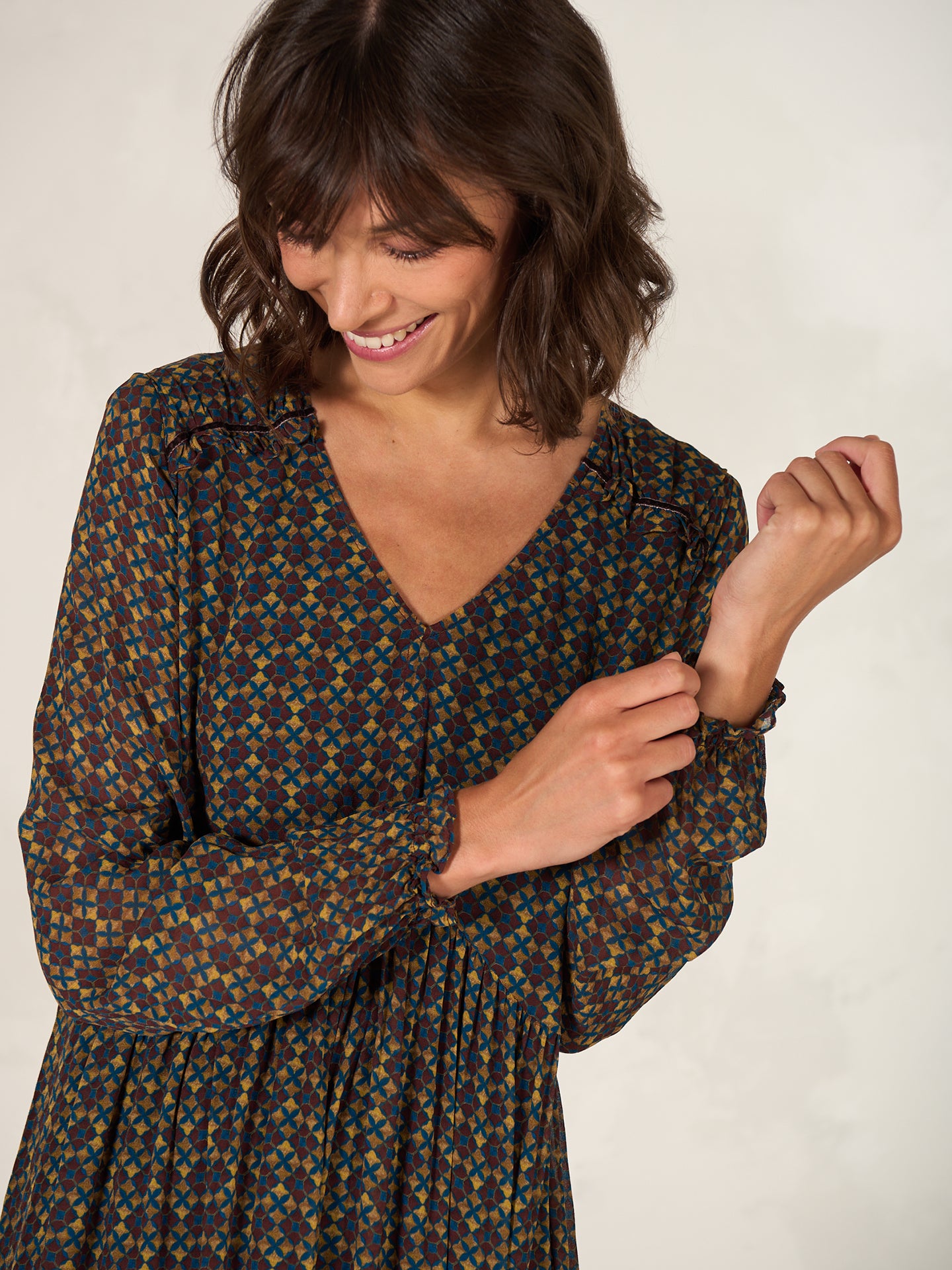 Kleid mit V-Ausschnitt