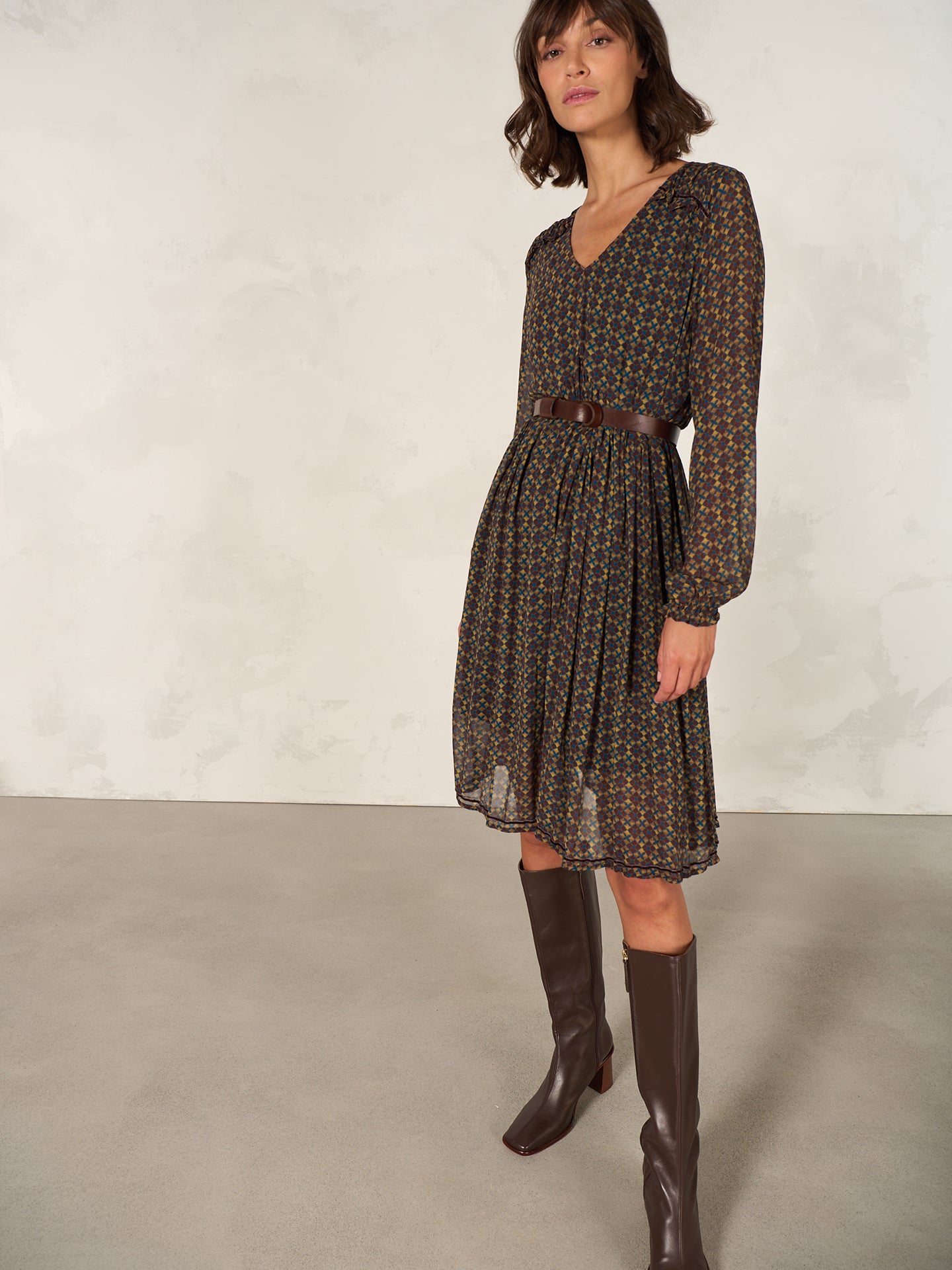 Kleid mit V-Ausschnitt