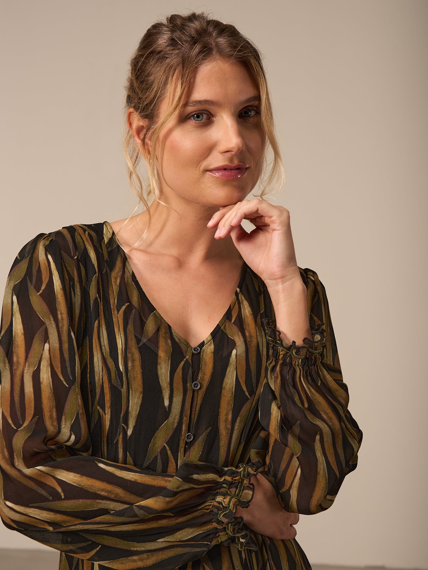 Kleid mit V-Ausschnitt