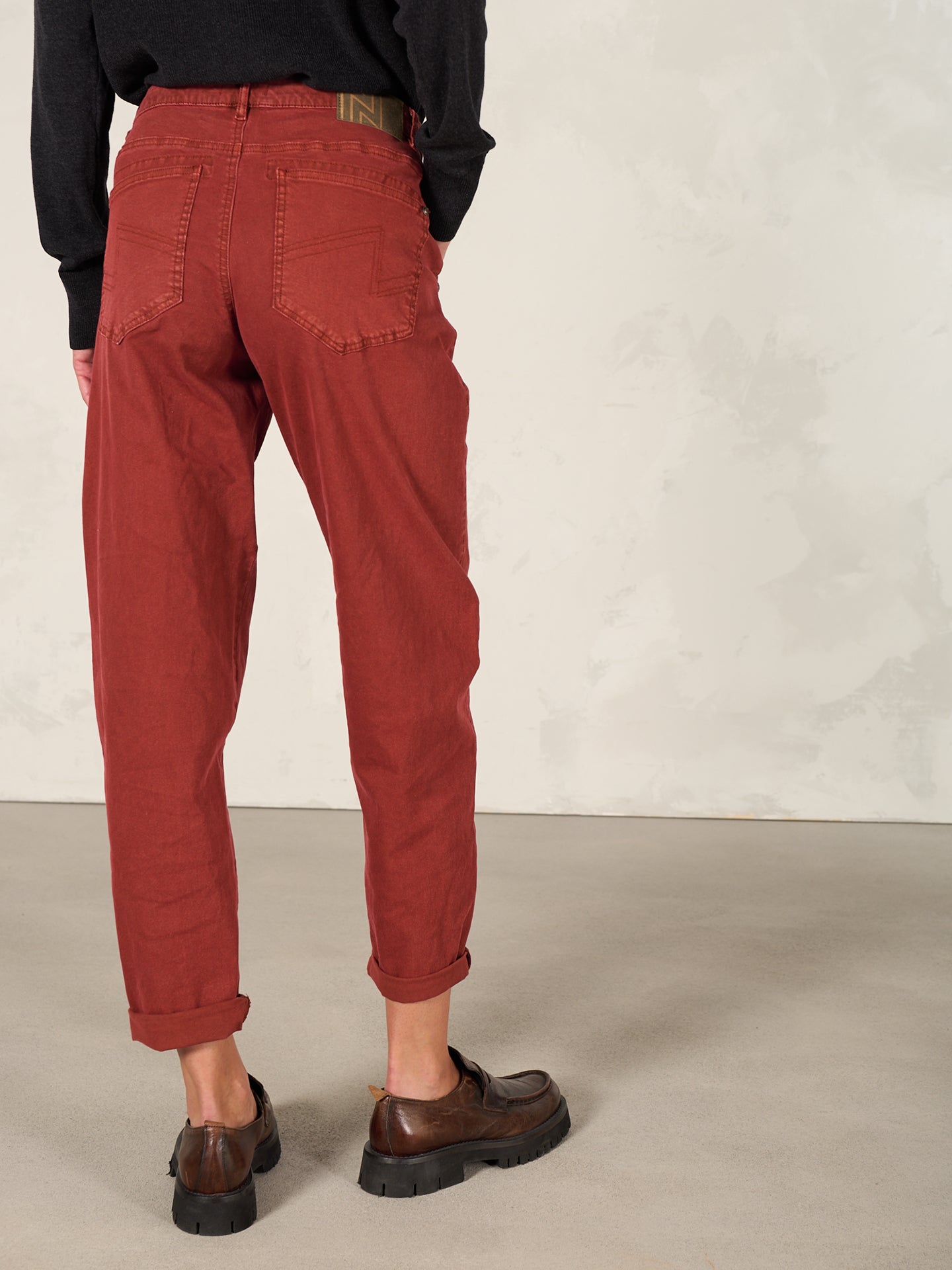 Barrel-leg trousers