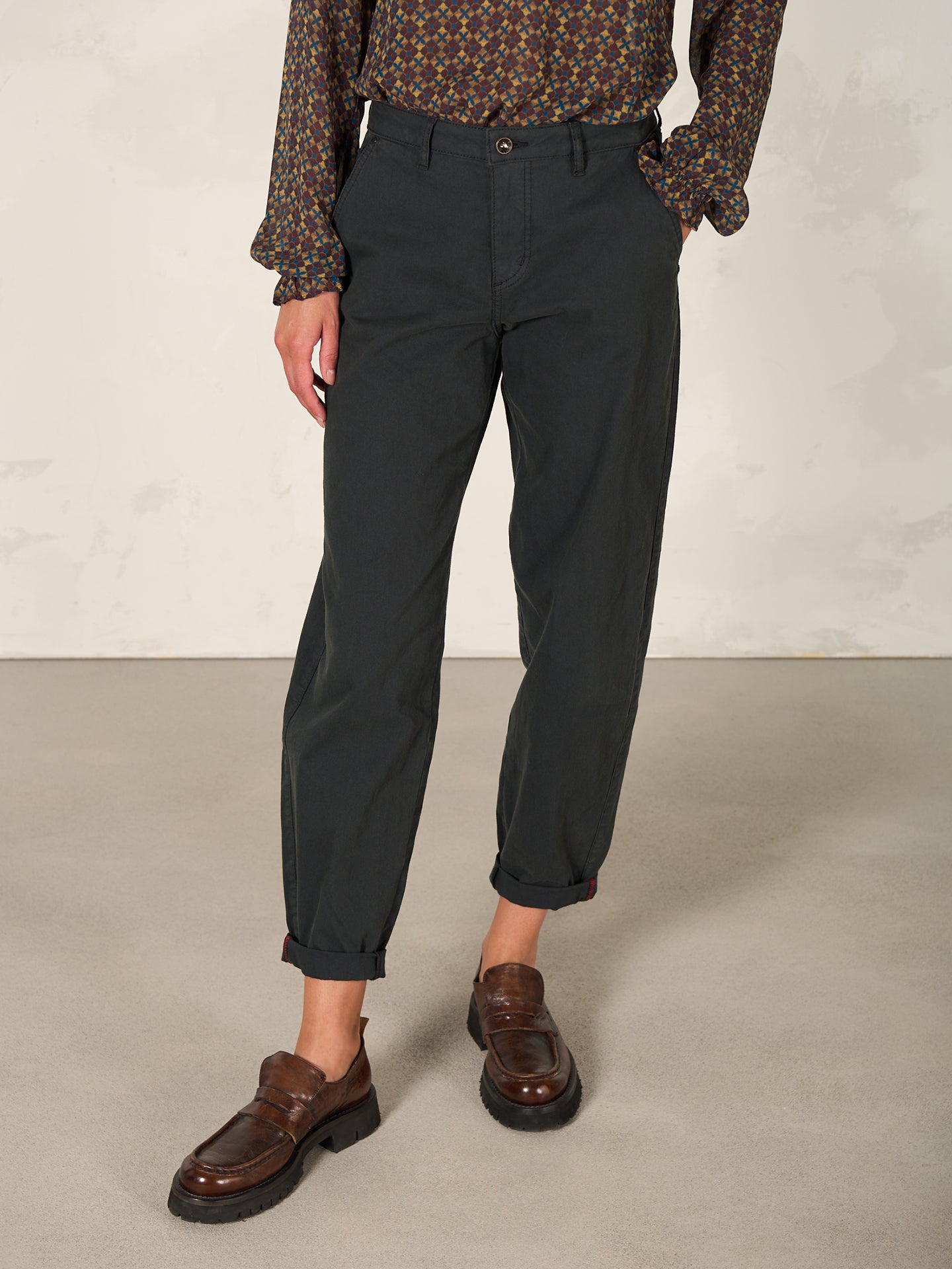 Barrel-leg trousers