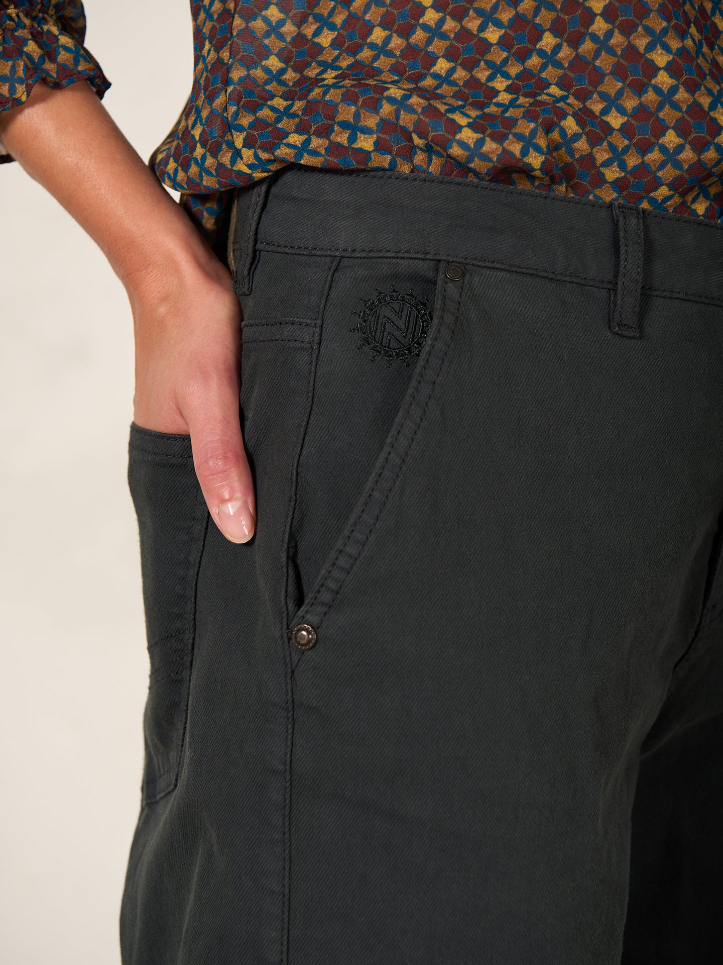 Barrel-leg trousers