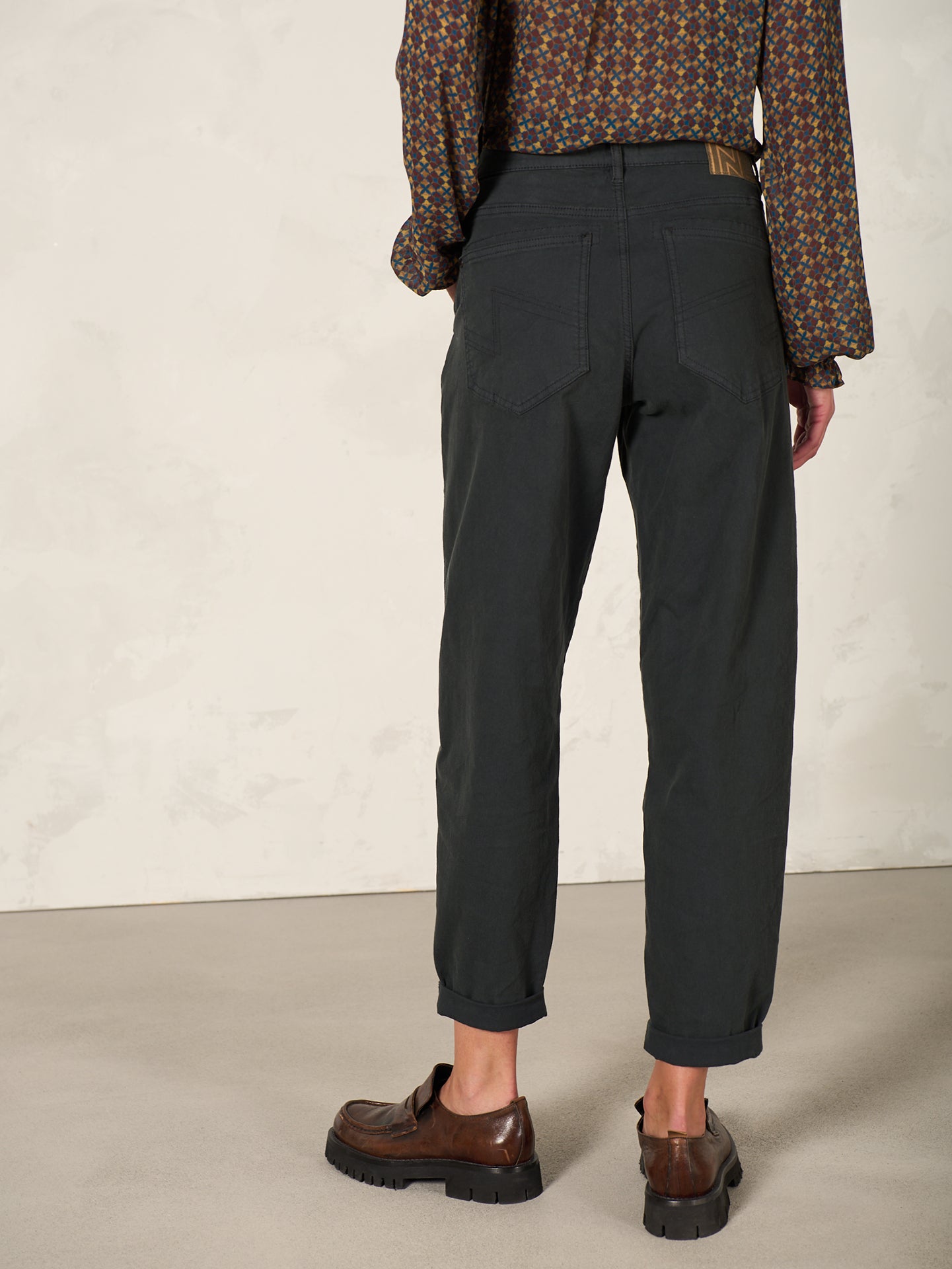 Barrel-leg trousers