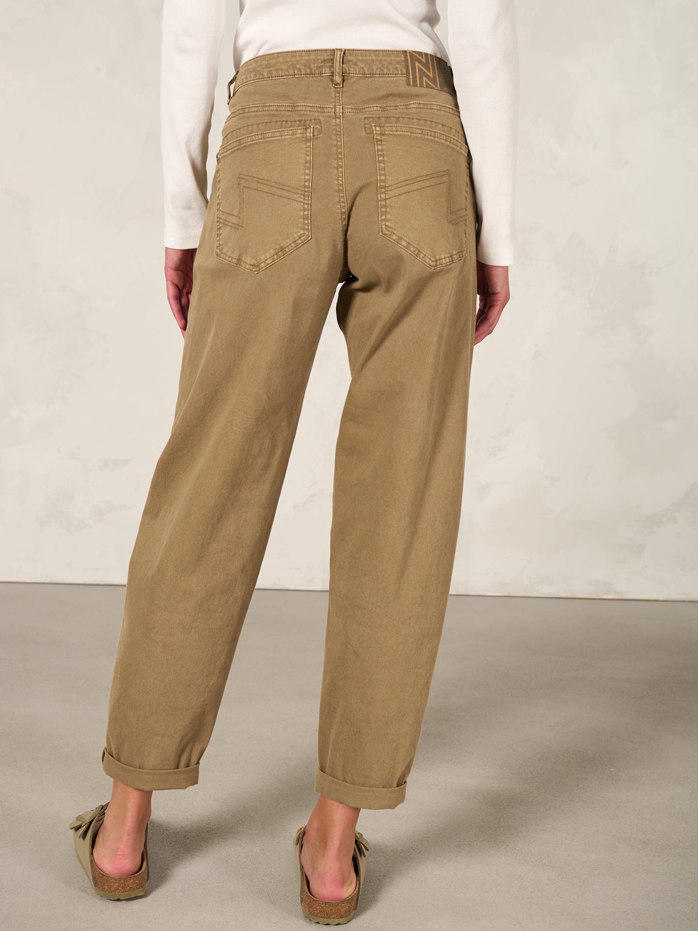 Barrel-leg trousers