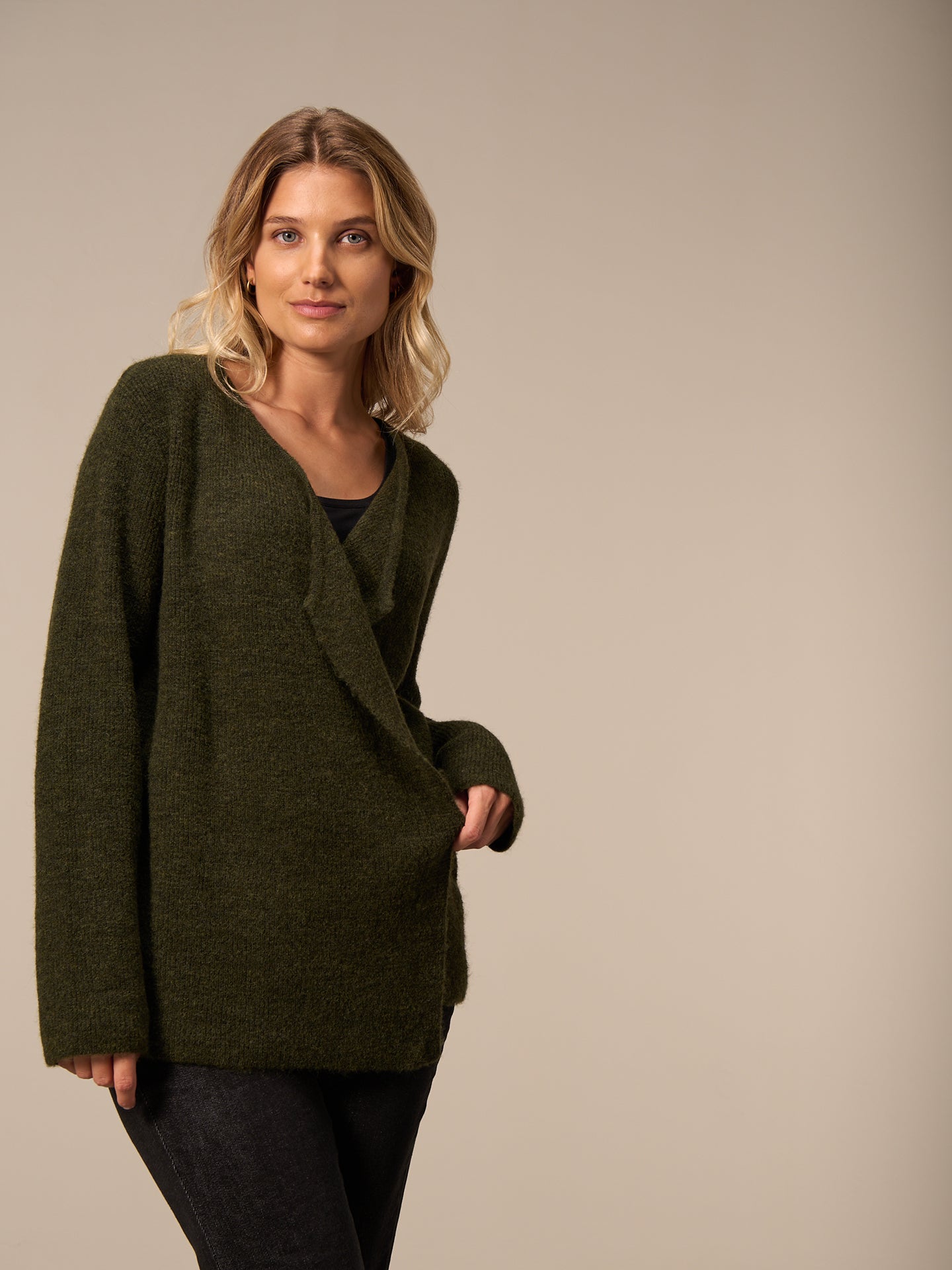 Strickjacke gewickelt