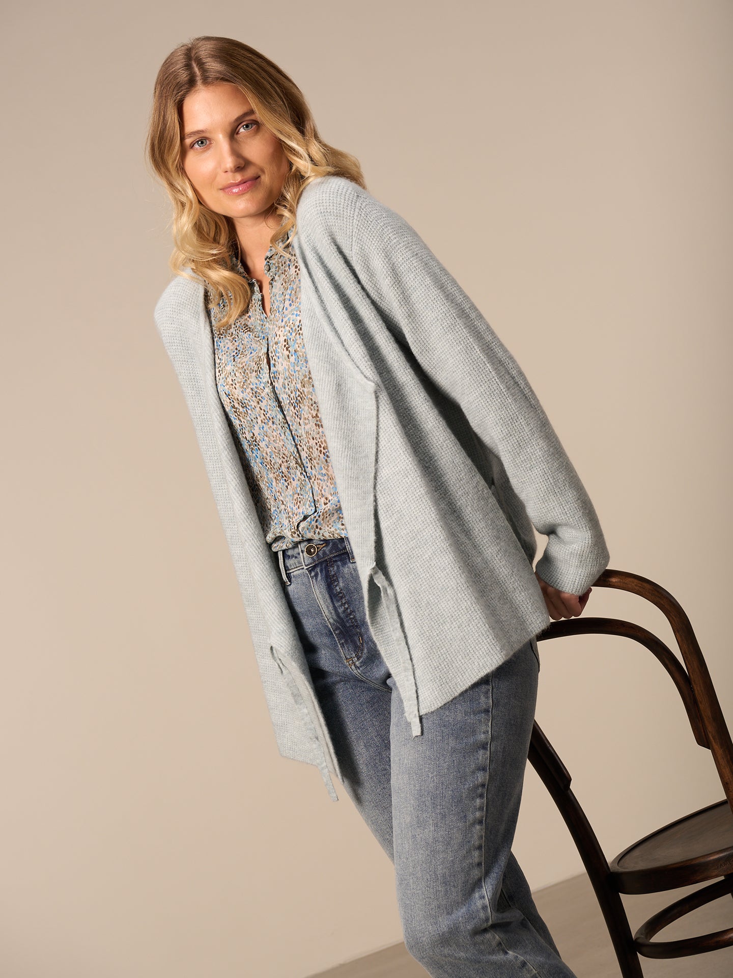 Strickjacke gewickelt