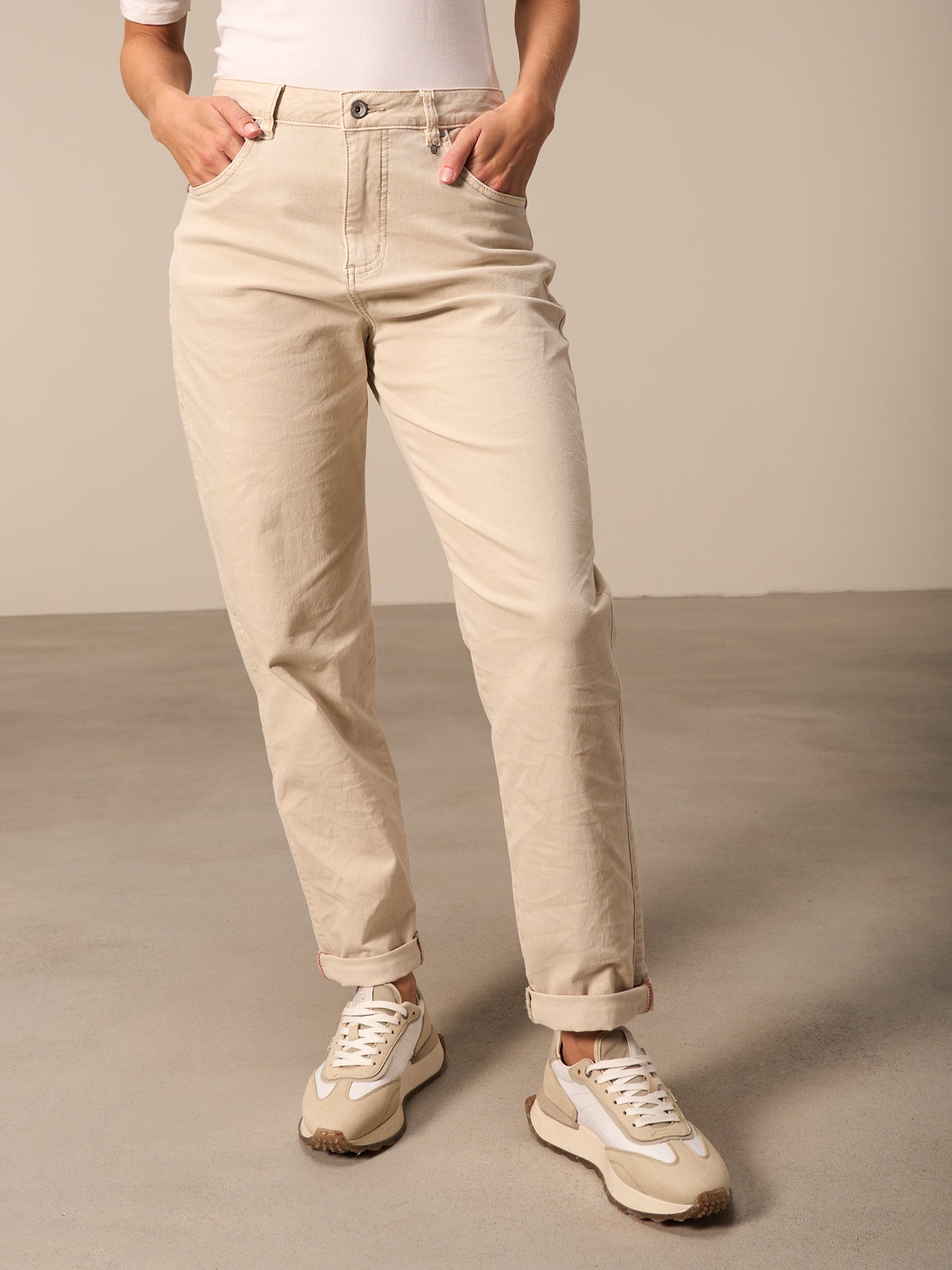 Barrel-leg trousers