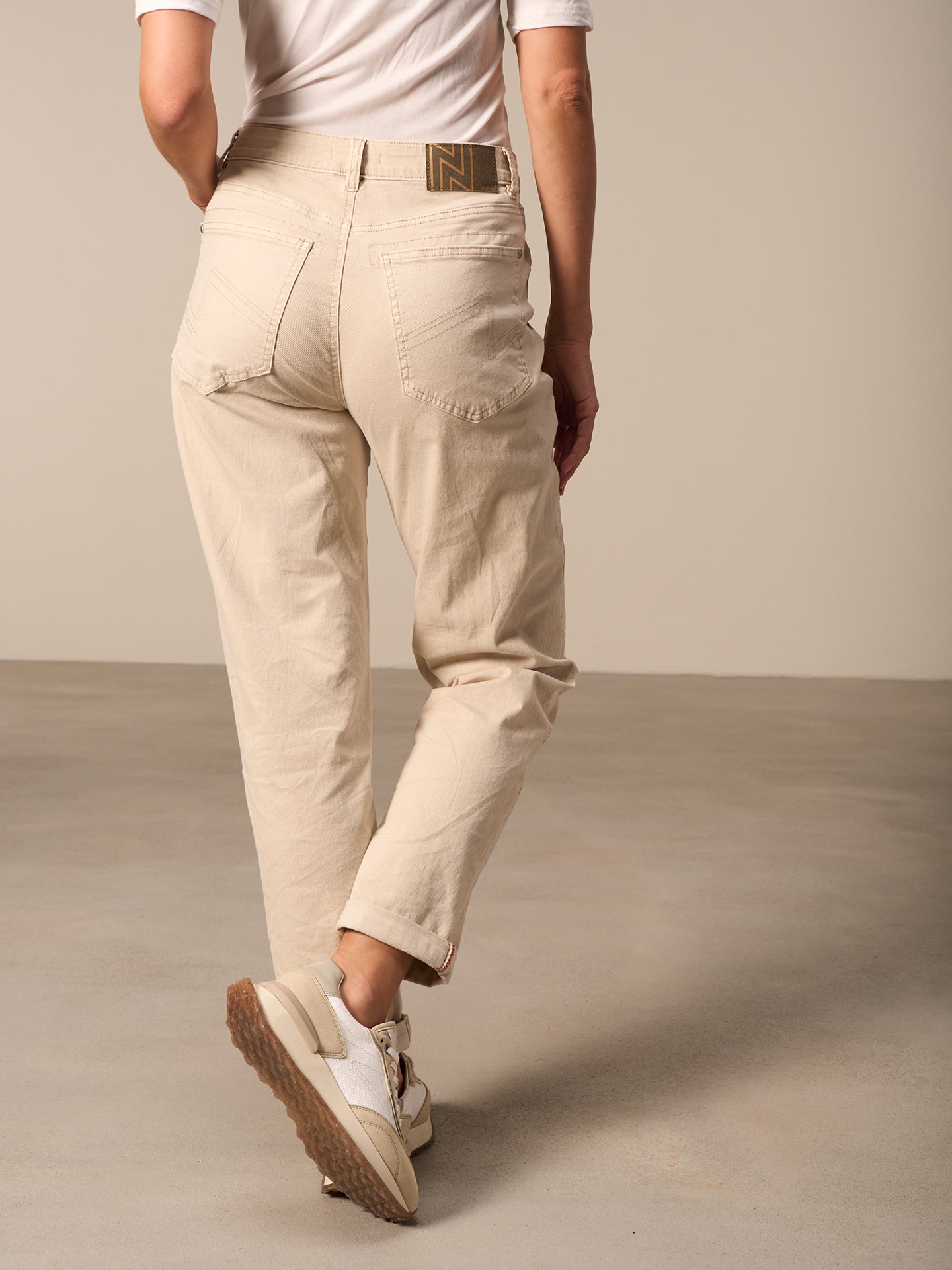 Barrel-leg trousers