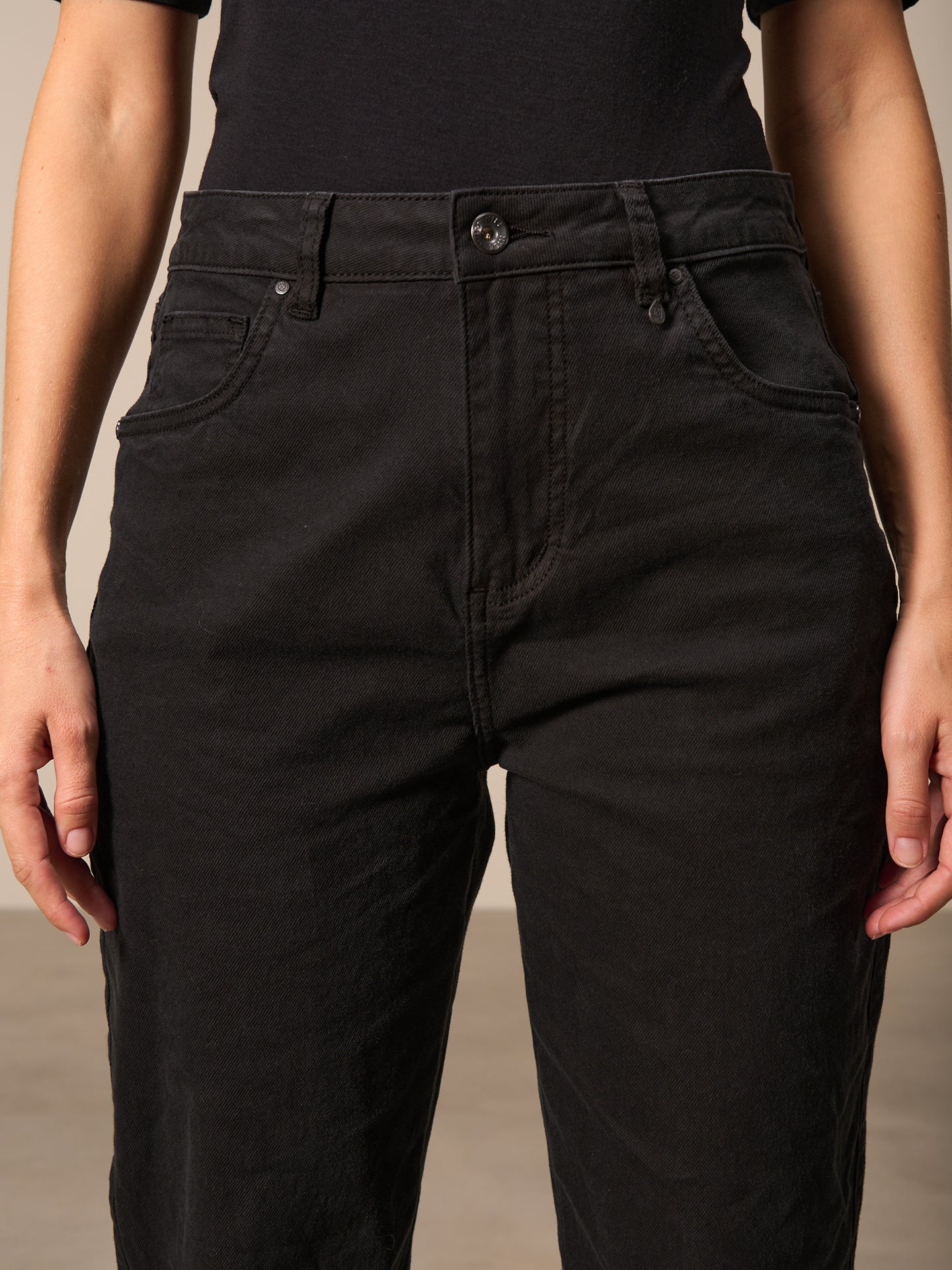 Barrel-leg trousers