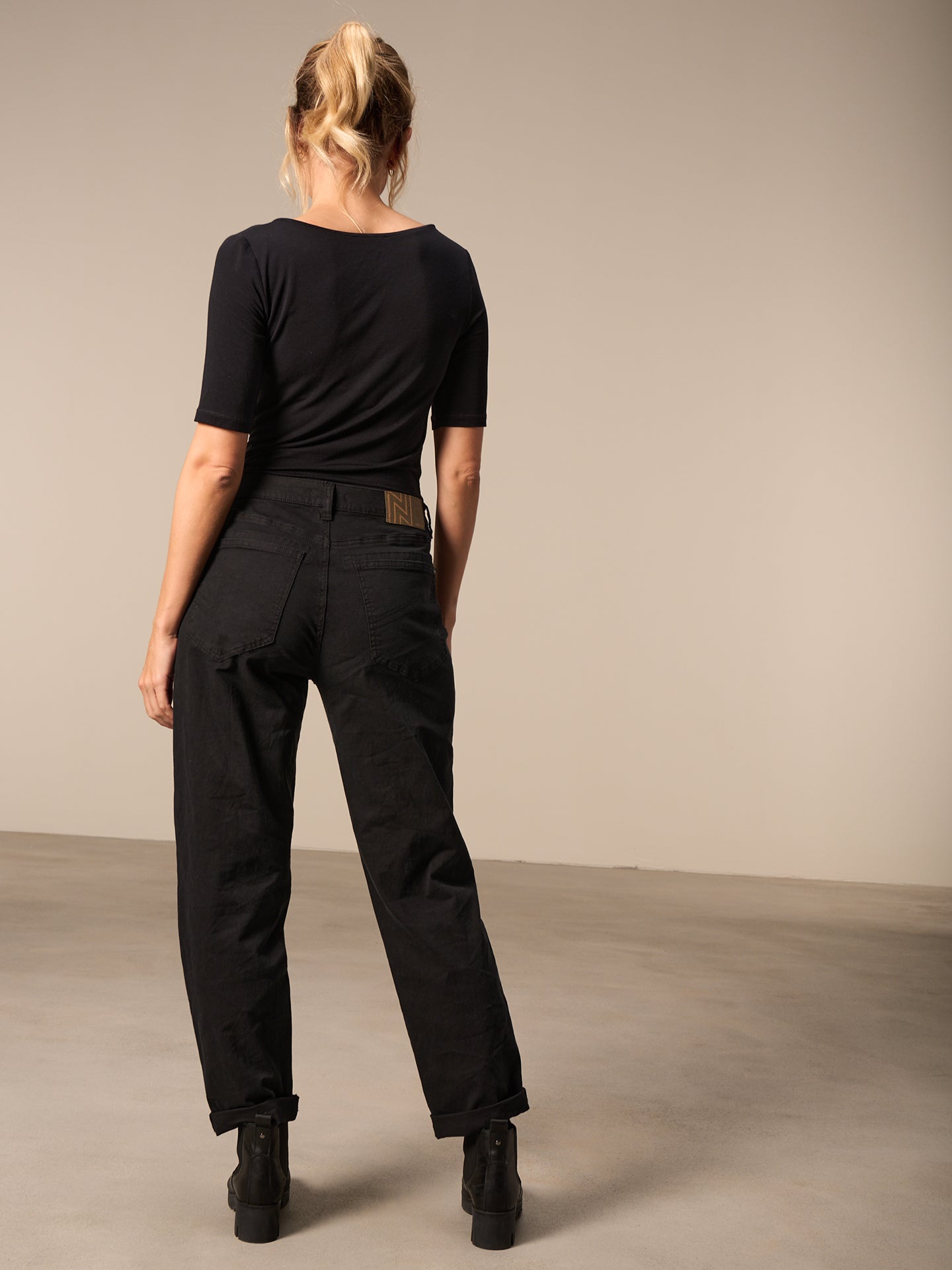 Barrel-leg trousers