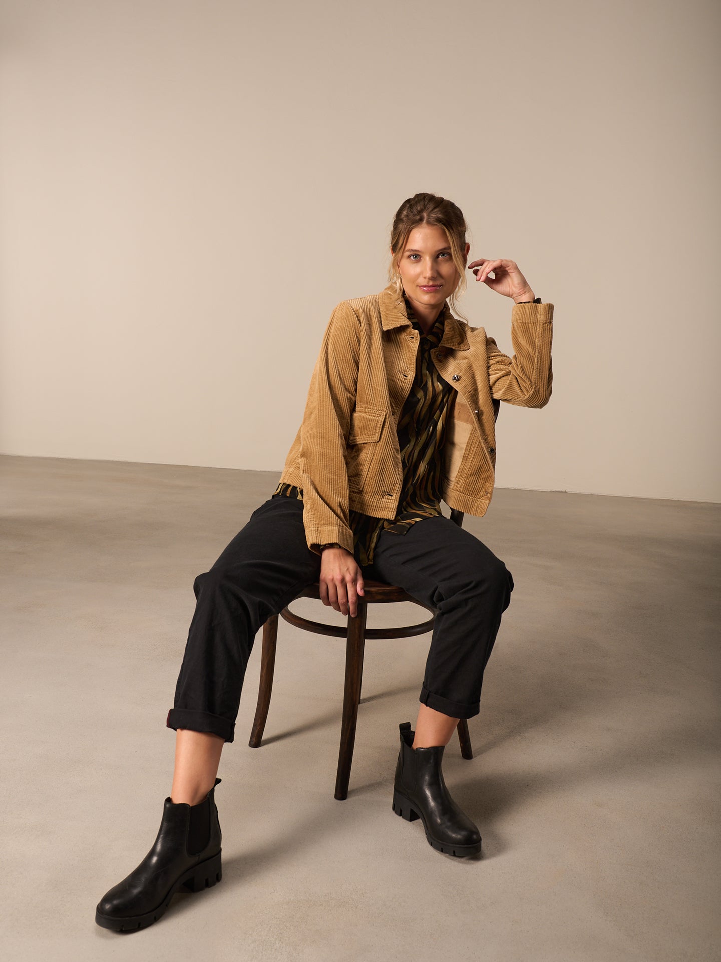 Barrel-leg trousers