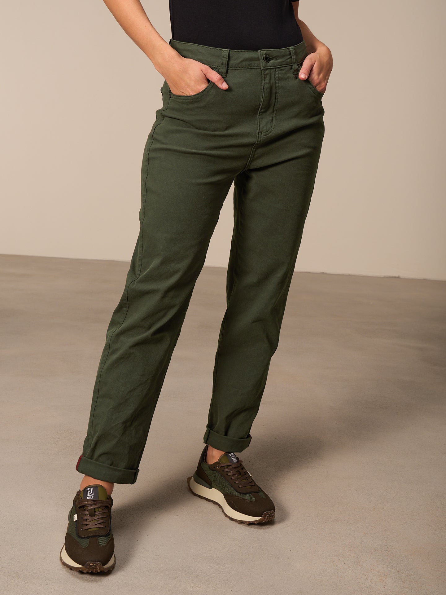 Barrel-leg trousers