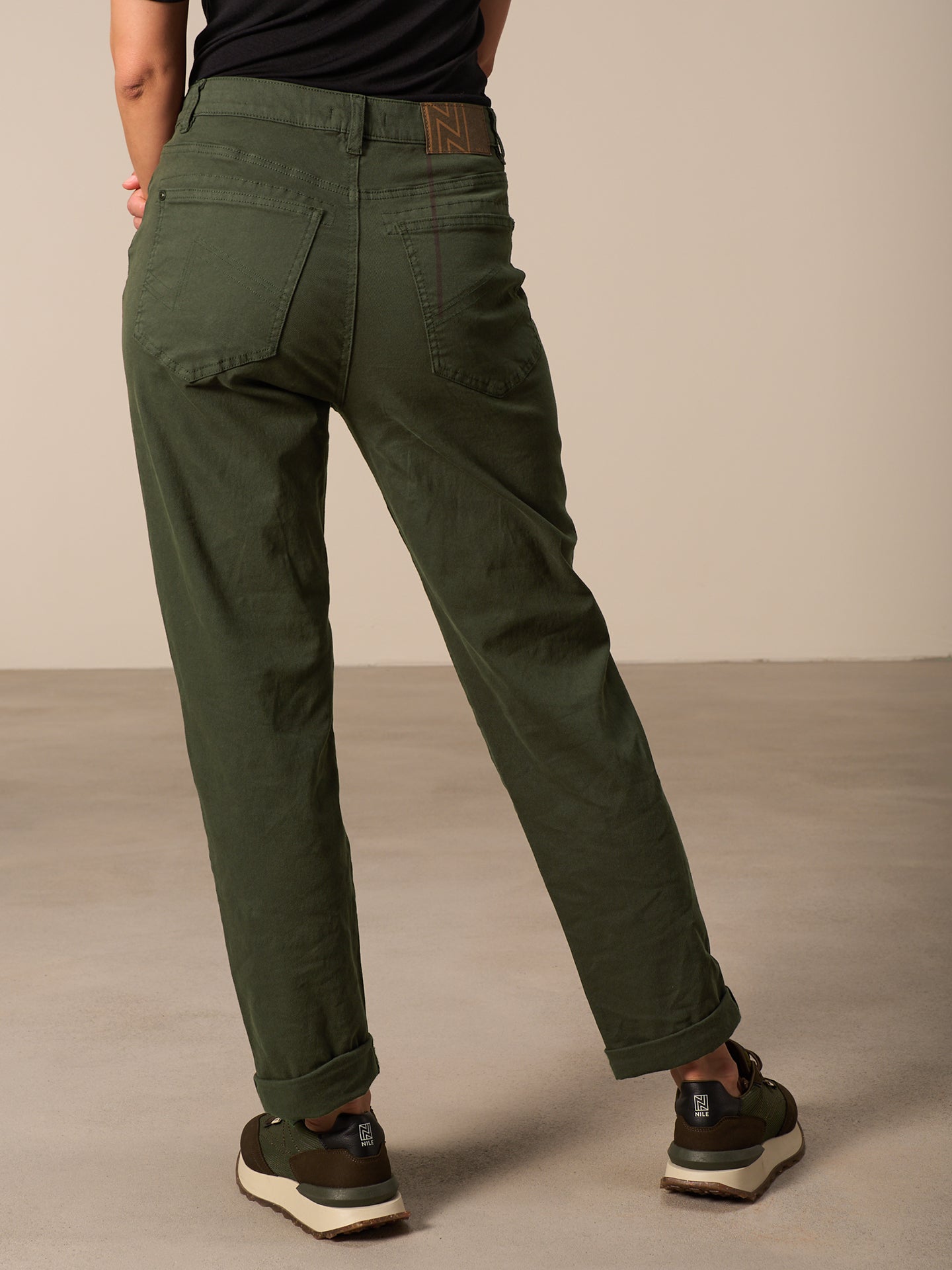 Barrel-leg trousers