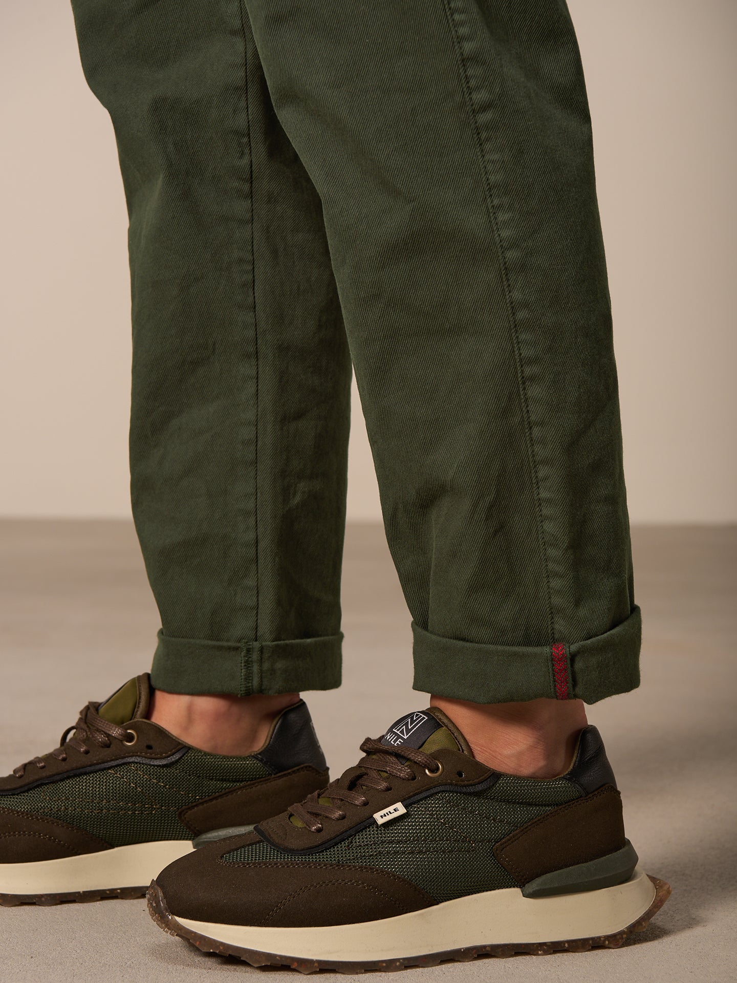Barrel-leg trousers