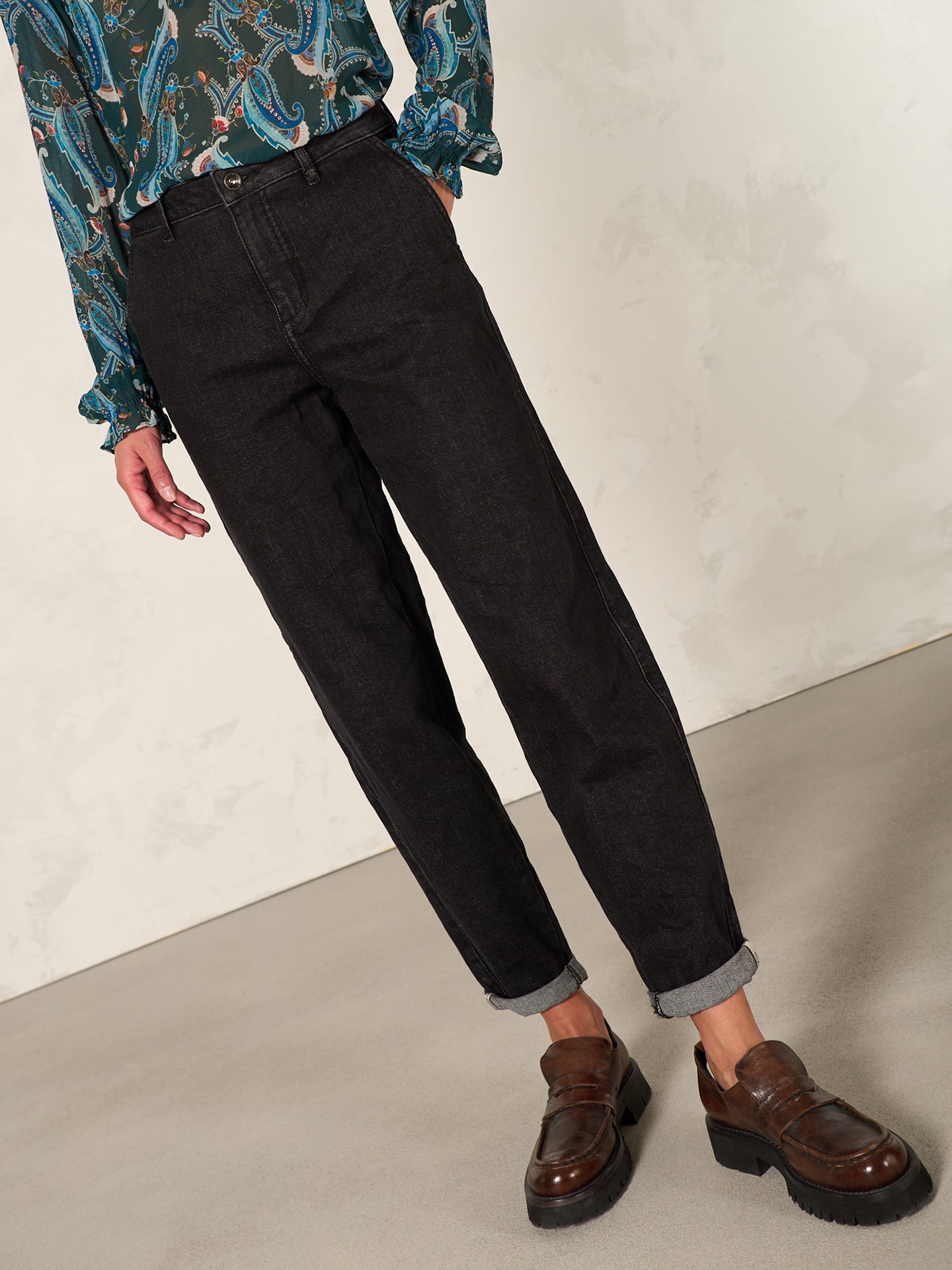 Barrel-leg trousers