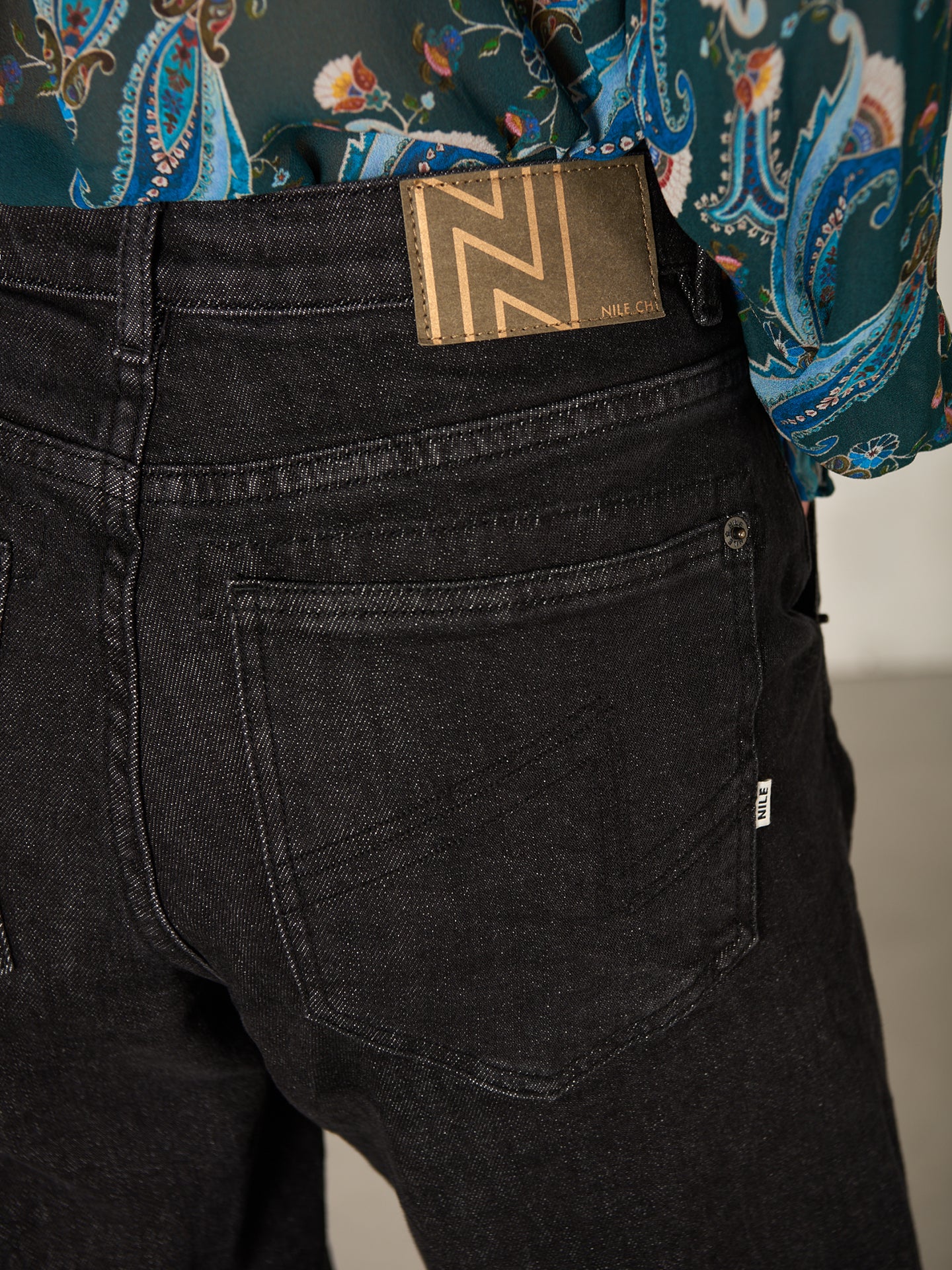 Barrel-leg trousers