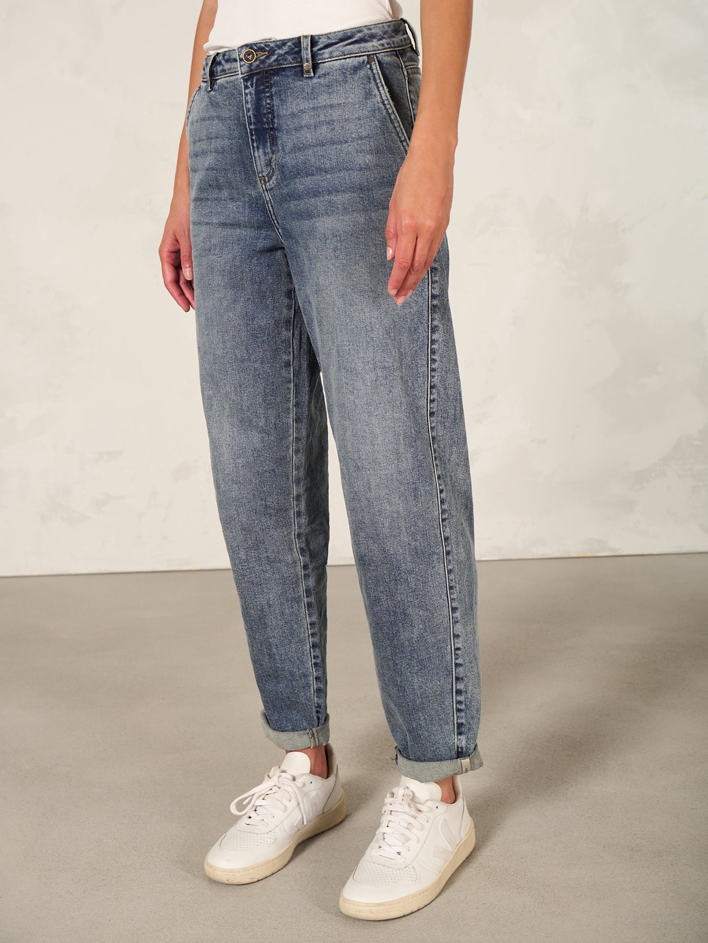 Barrel-leg trousers