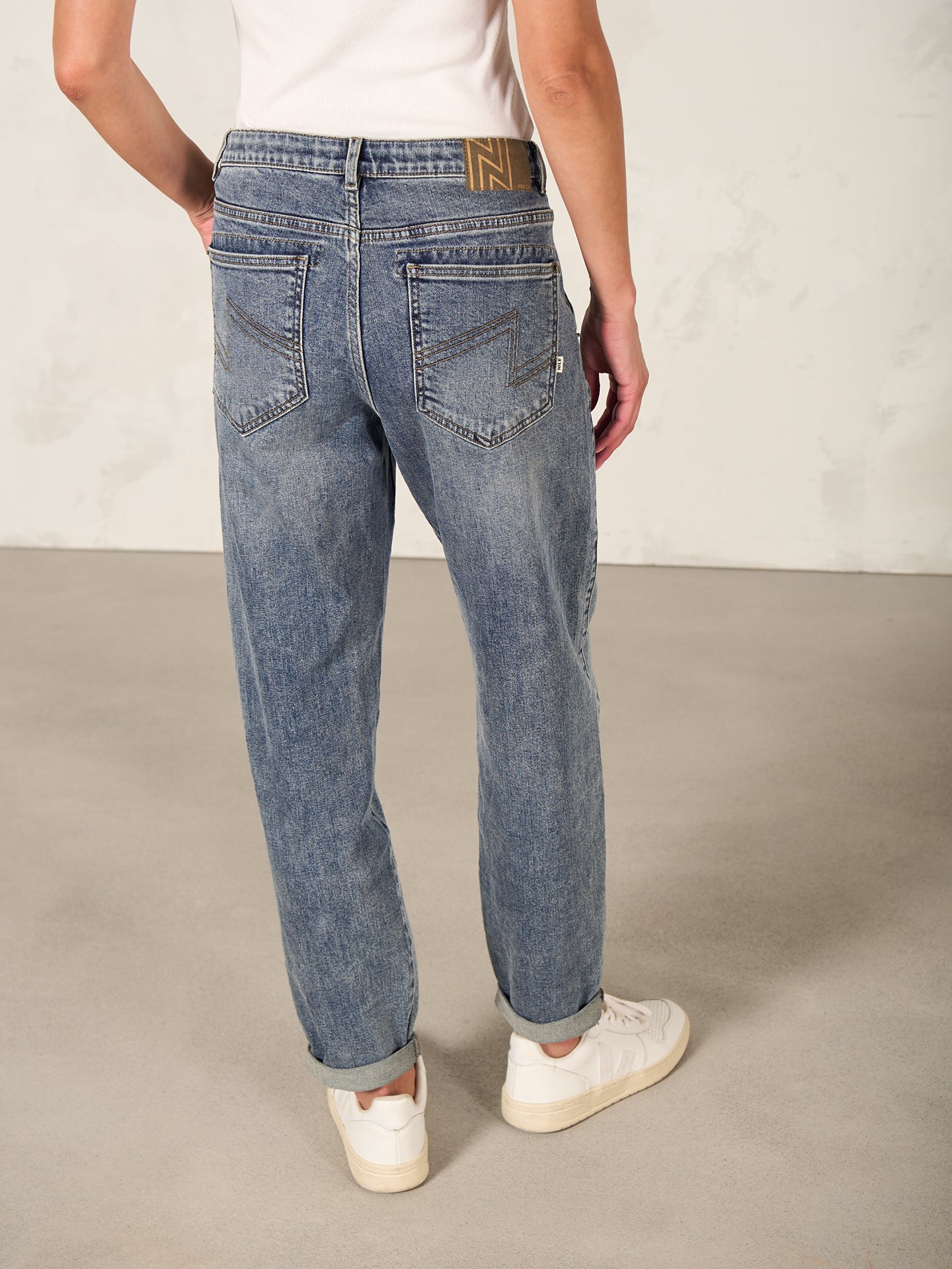 Barrel-leg trousers