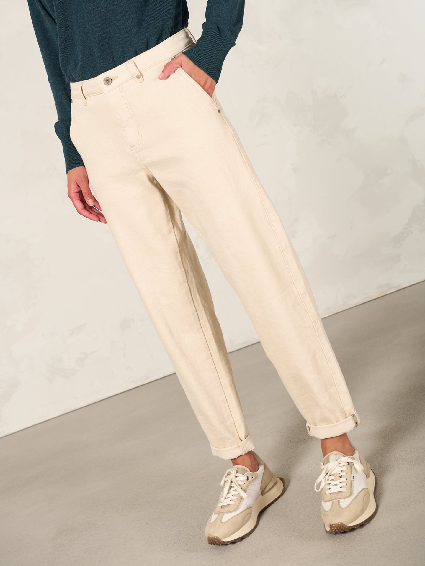 Barrel-leg trousers