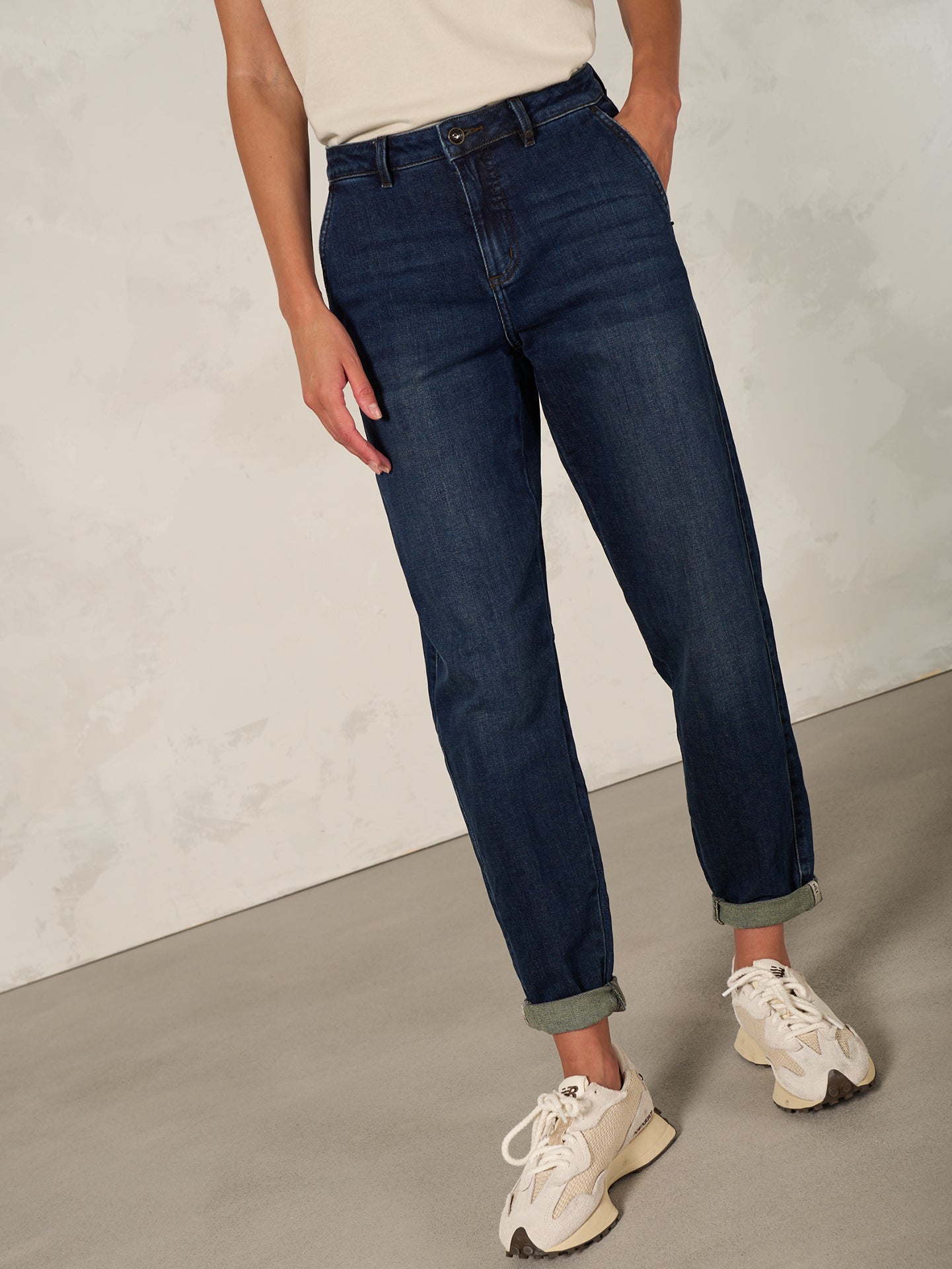 Barrel-leg trousers