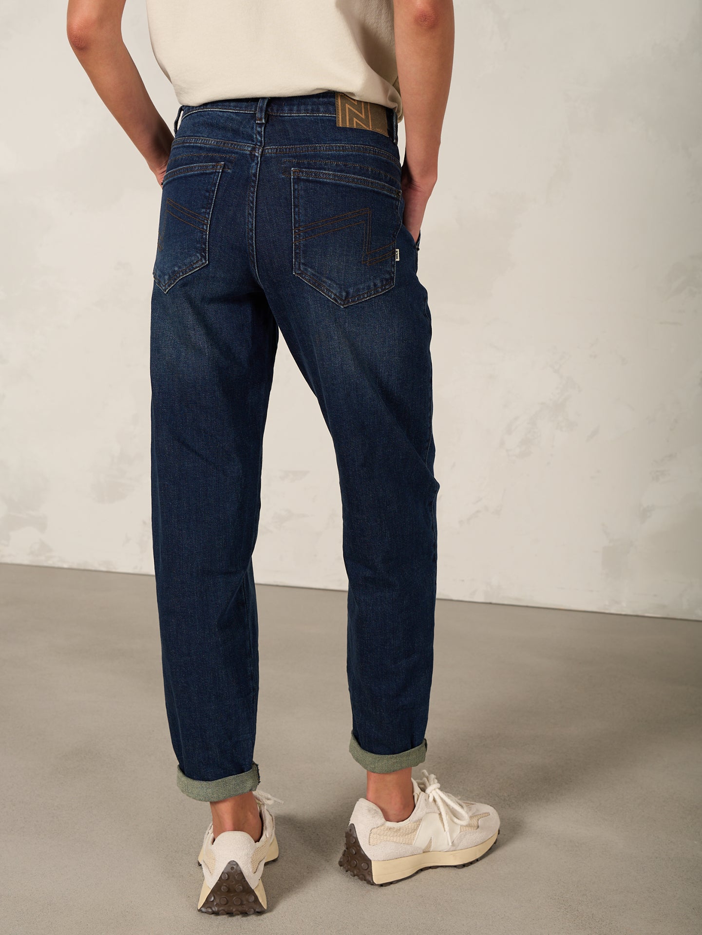 Barrel-leg trousers