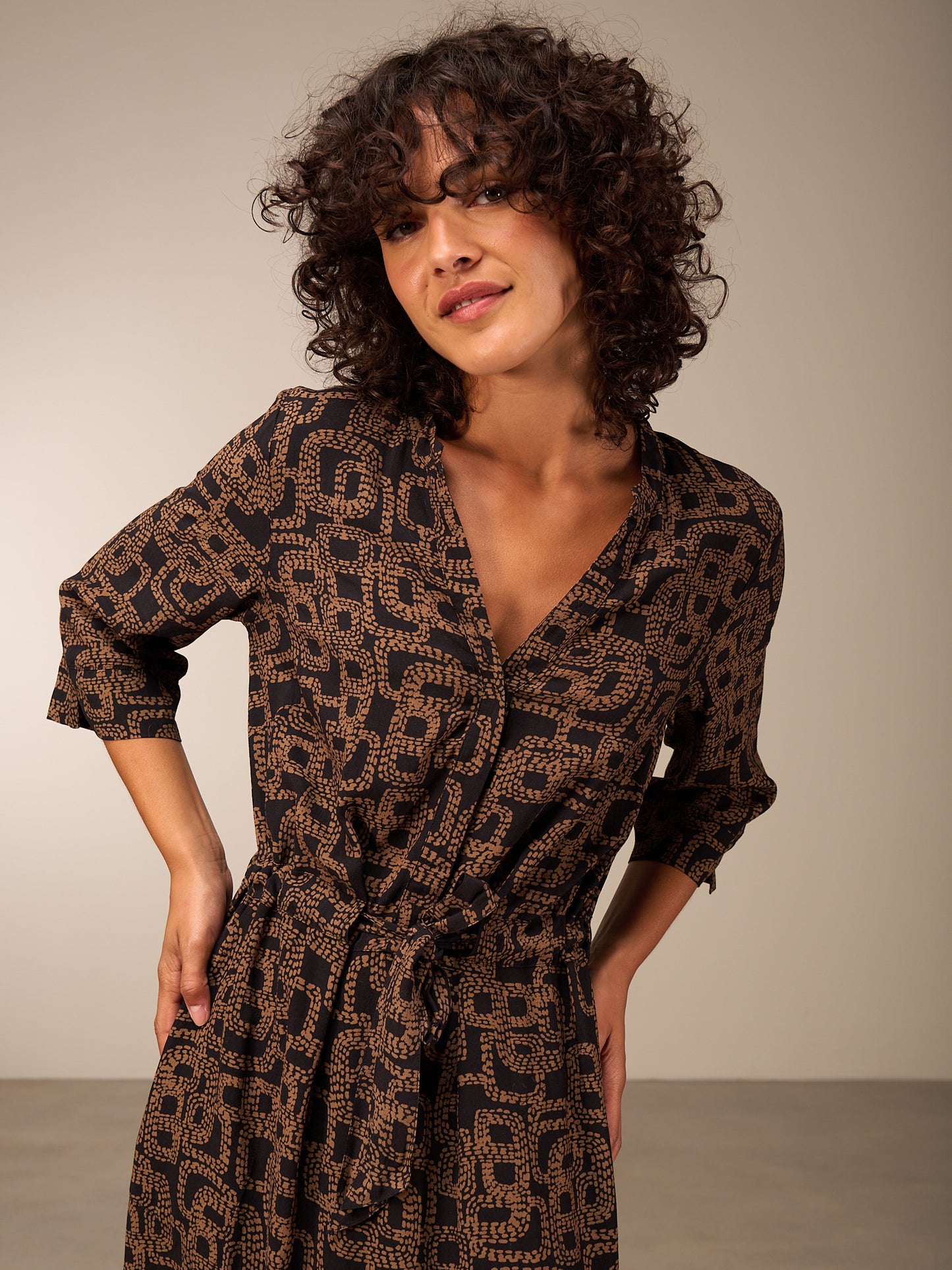 Kleid mit V-Ausschnitt