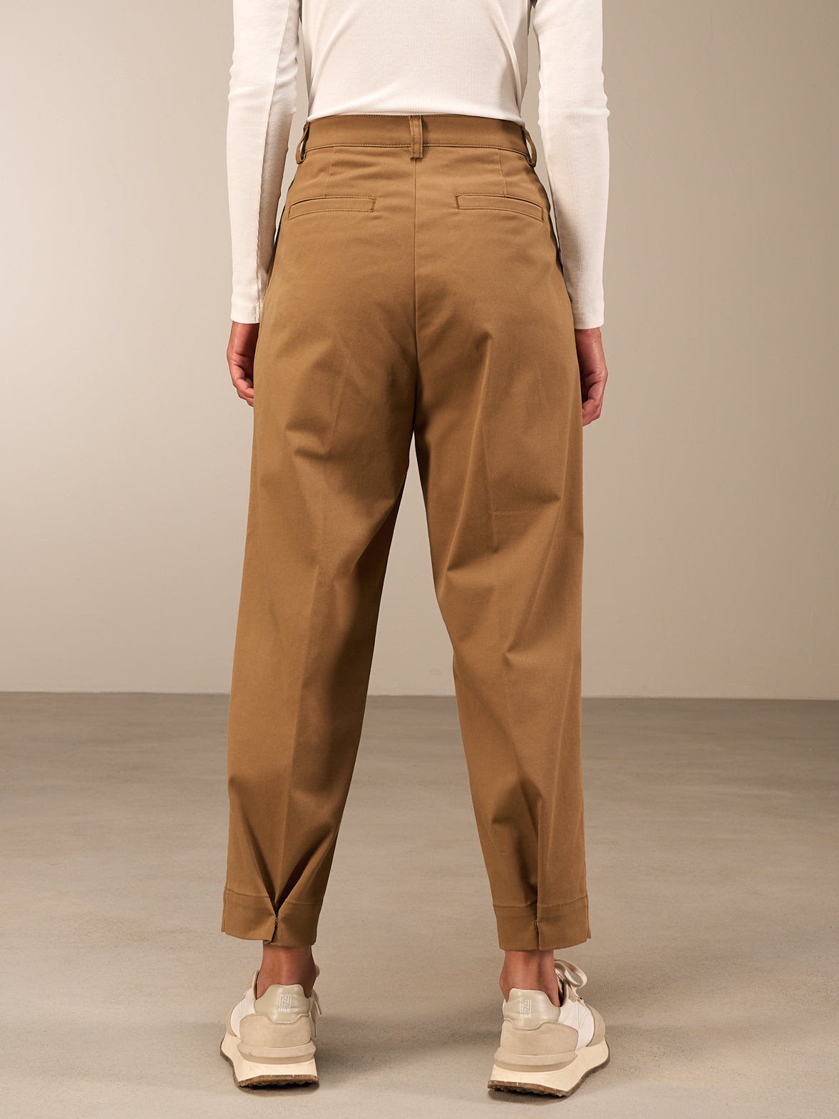 Barrel-leg trousers
