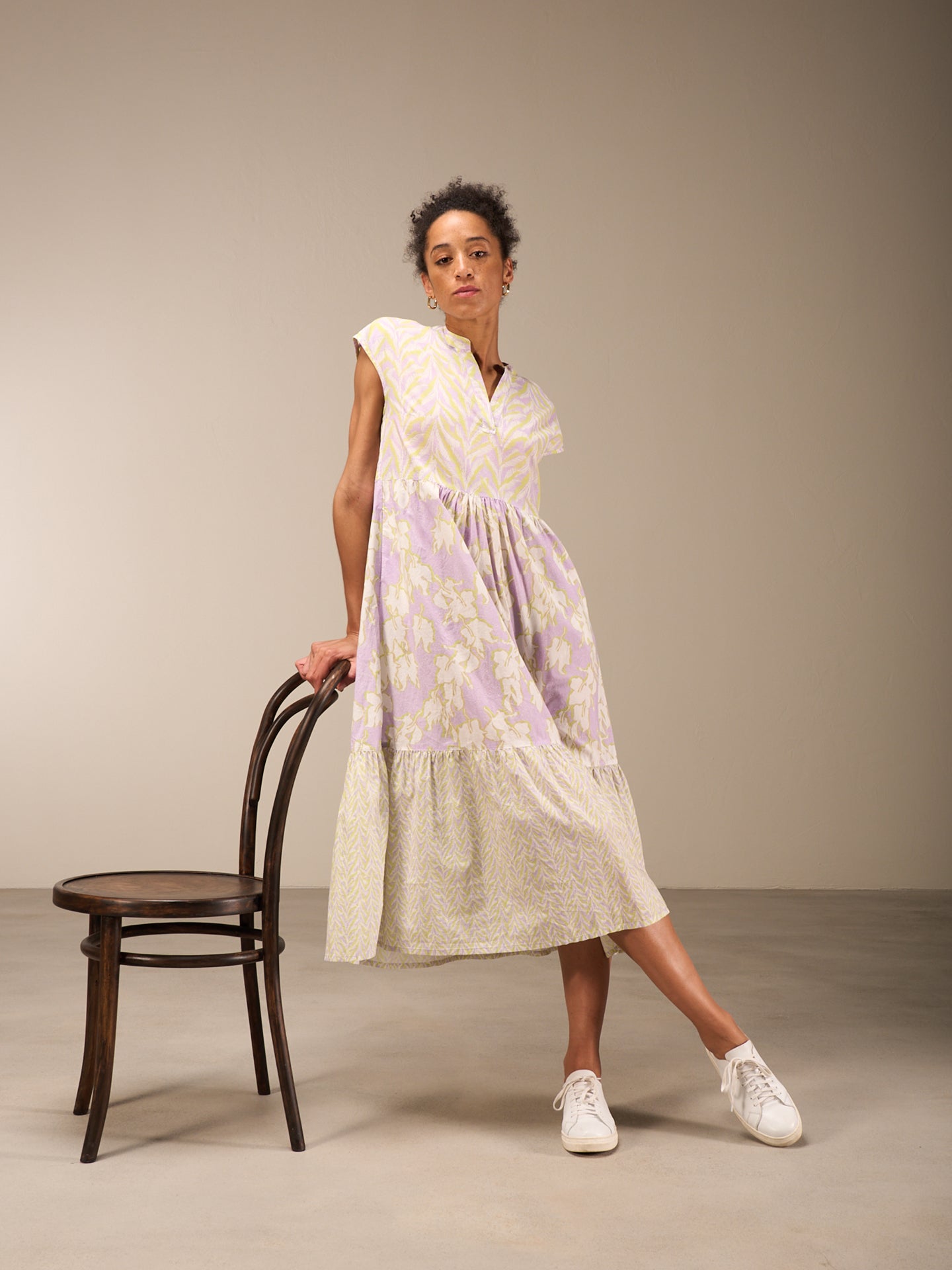 Kleid mit V-Ausschnitt