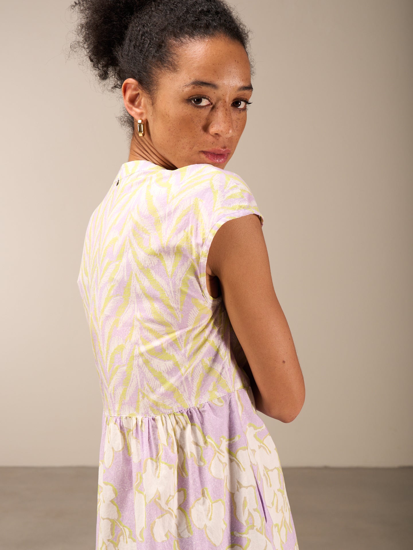 Kleid mit V-Ausschnitt