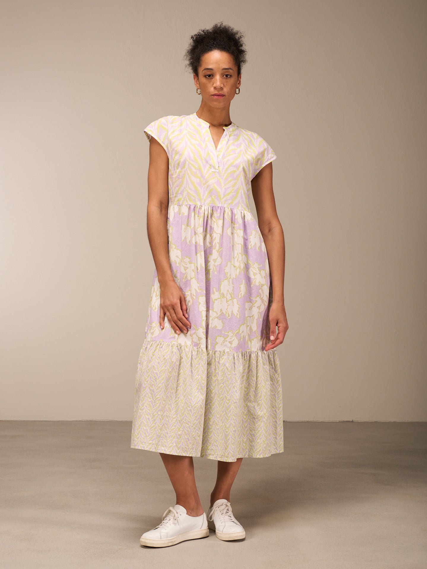 Kleid mit V-Ausschnitt