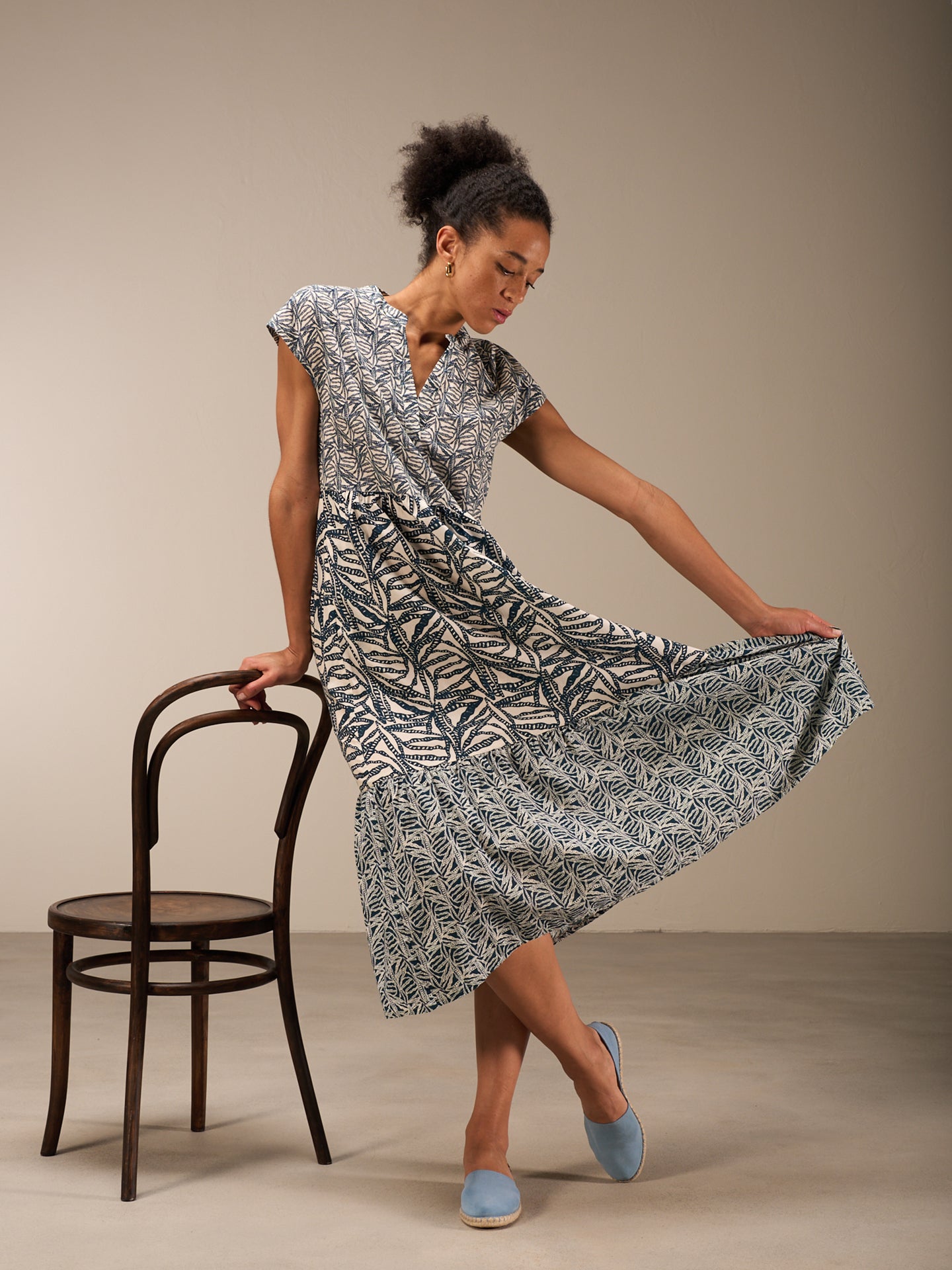 Kleid mit V-Ausschnitt
