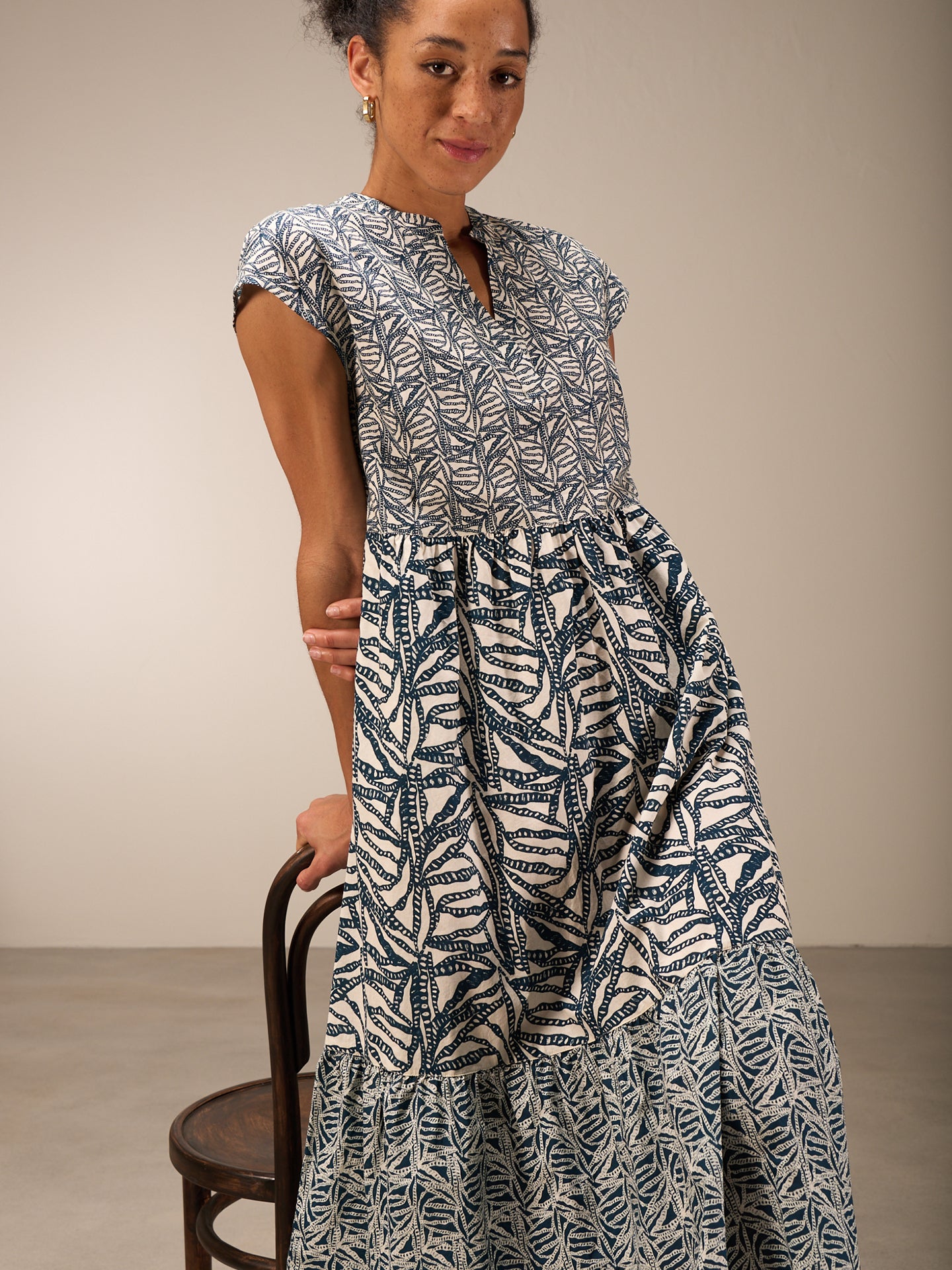 Kleid mit V-Ausschnitt