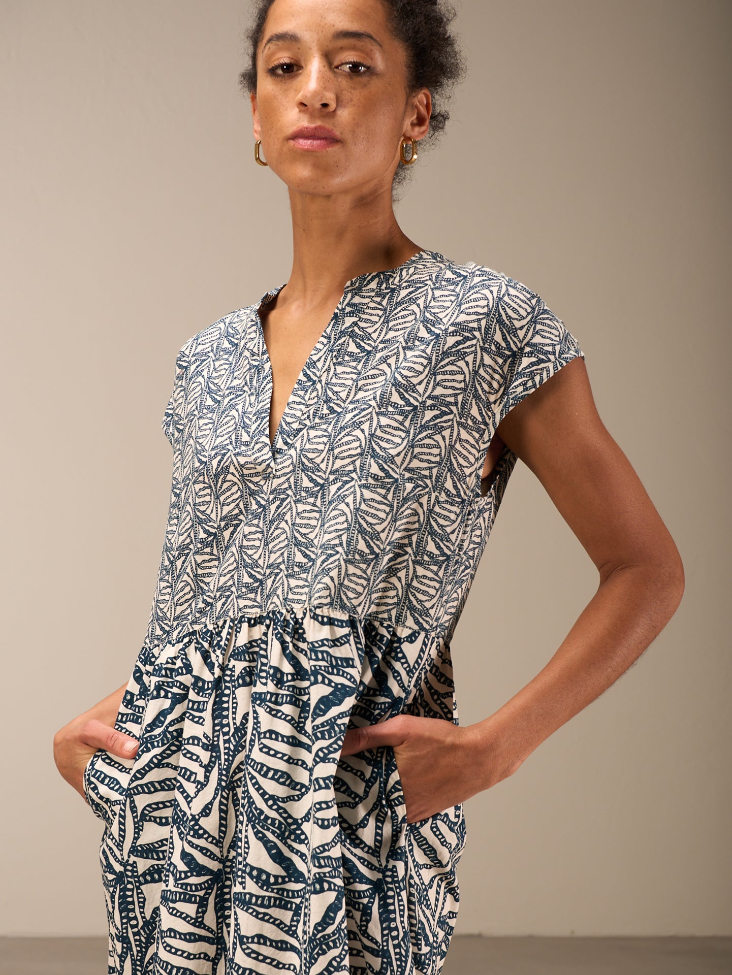 Kleid mit V-Ausschnitt