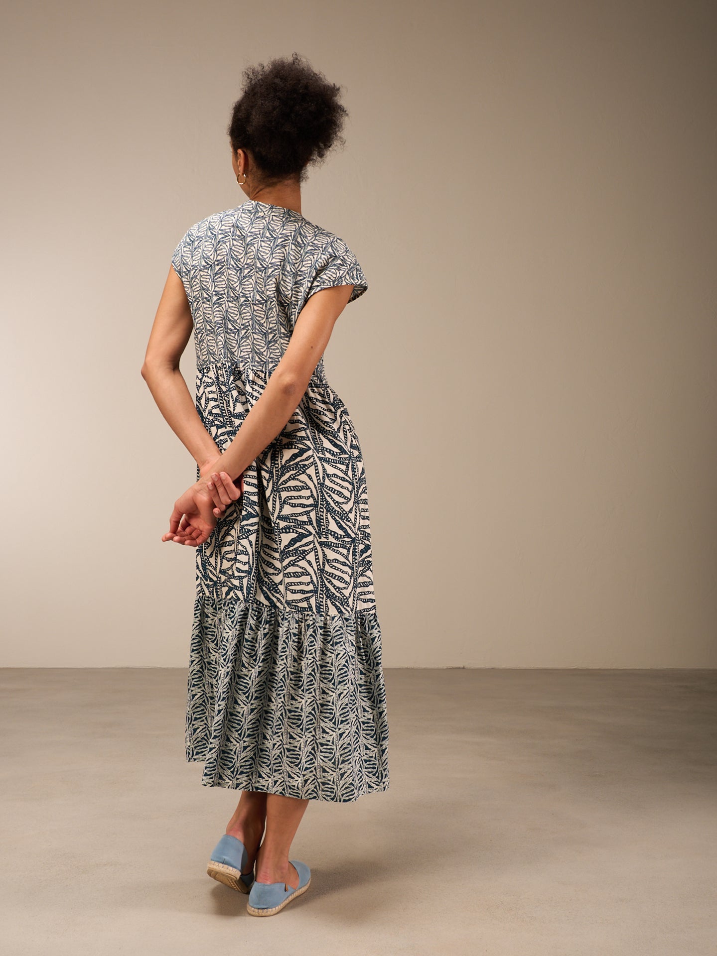 Kleid mit V-Ausschnitt