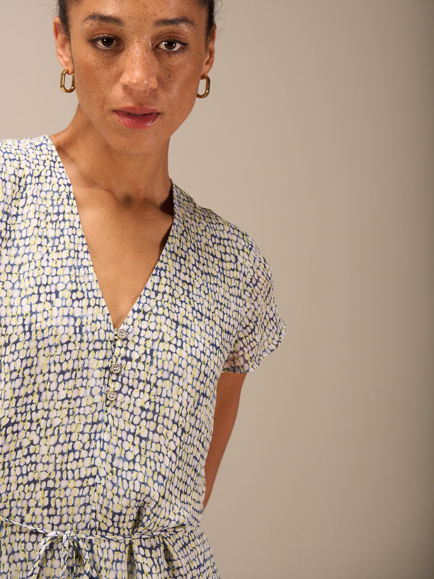 Kleid mit V-Ausschnitt