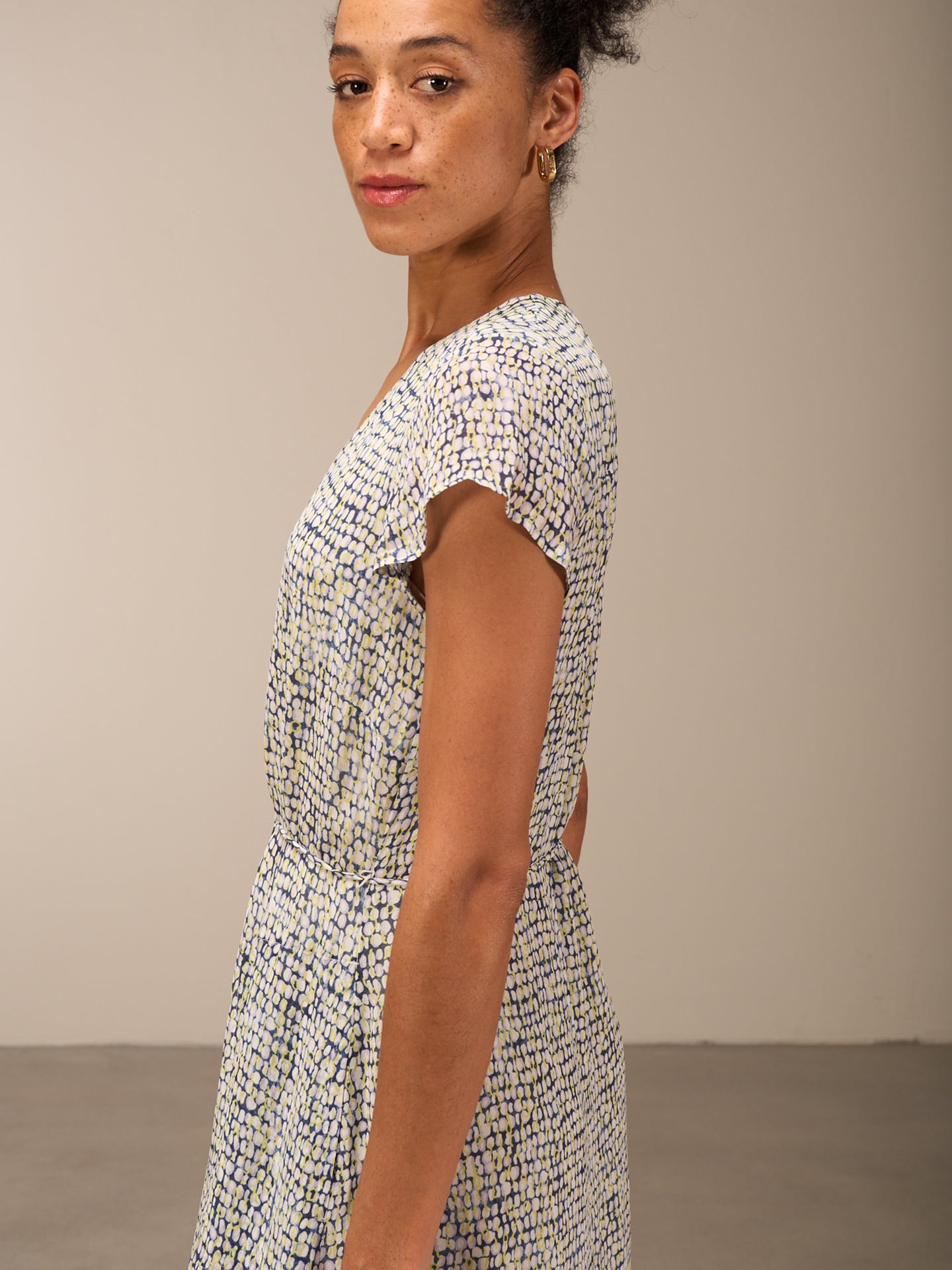 Kleid mit V-Ausschnitt
