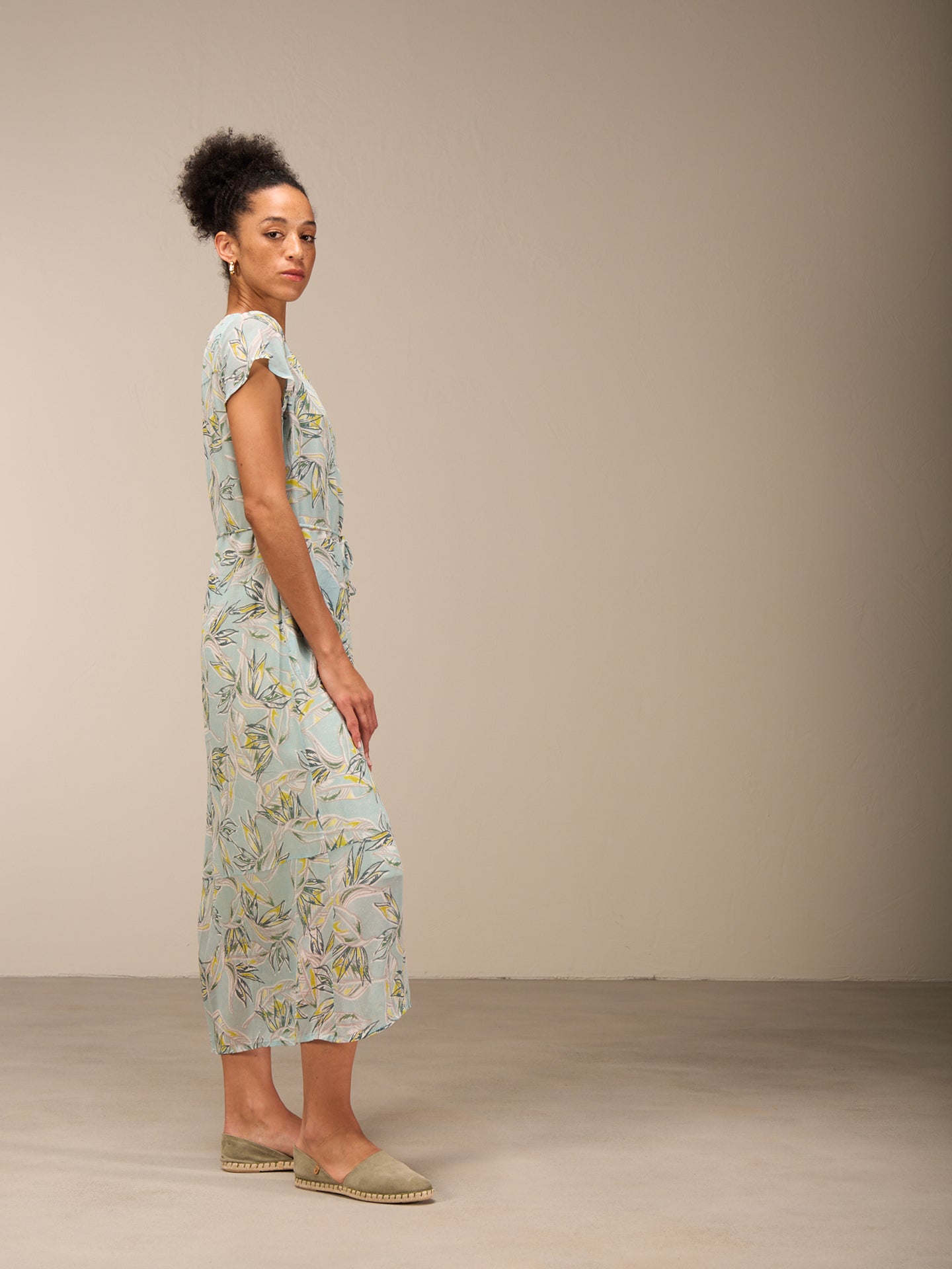 Kleid mit V-Ausschnitt