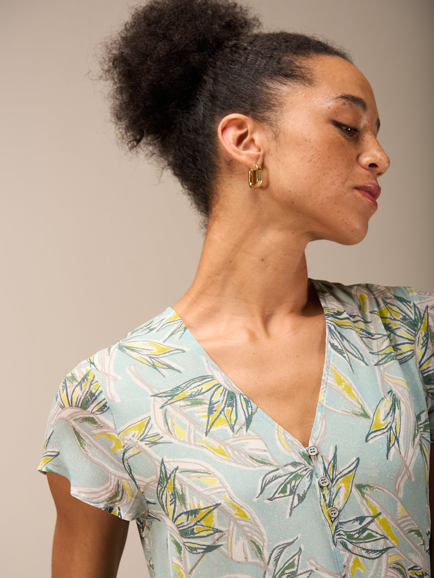 Kleid mit V-Ausschnitt