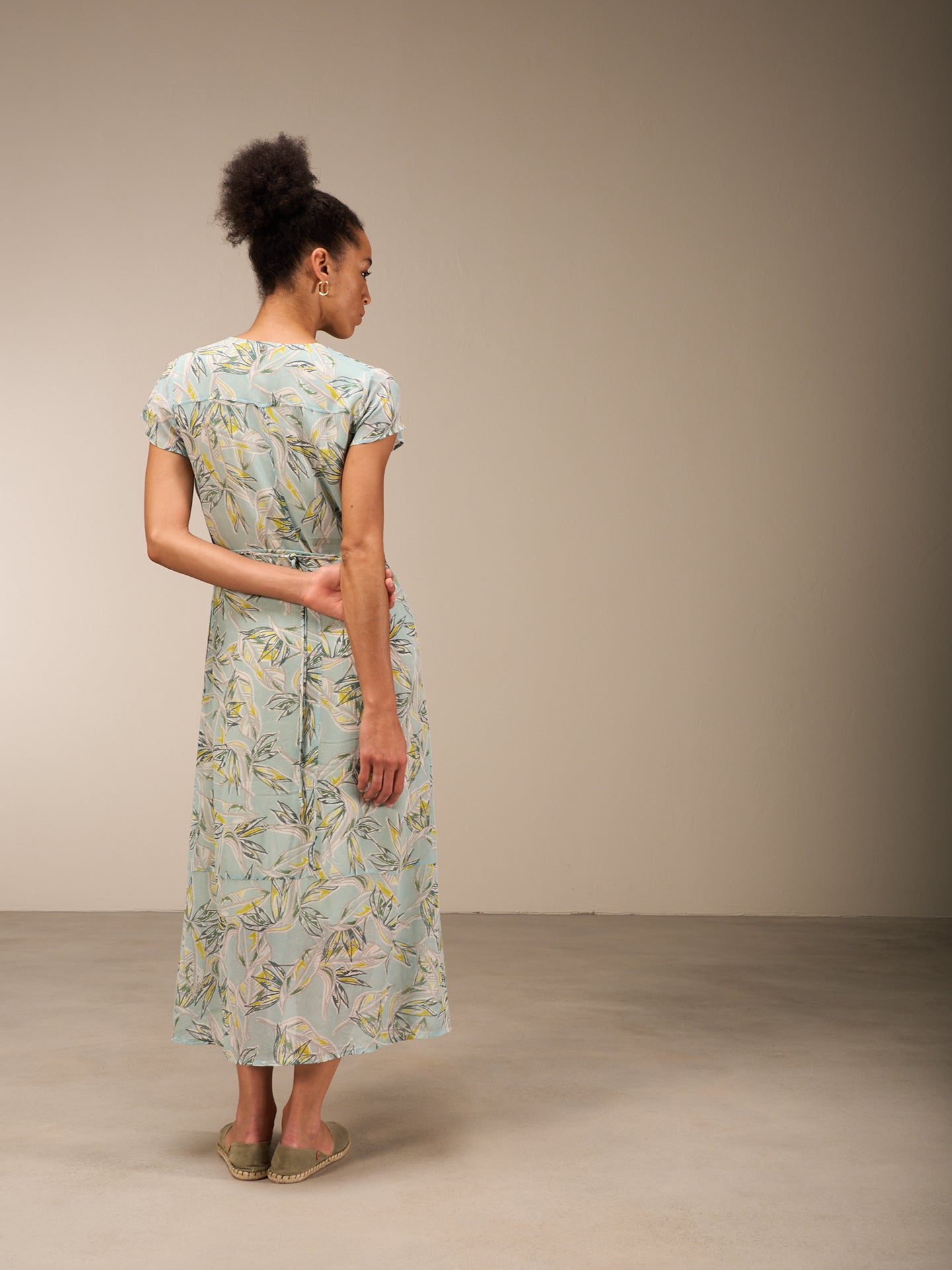 Kleid mit V-Ausschnitt