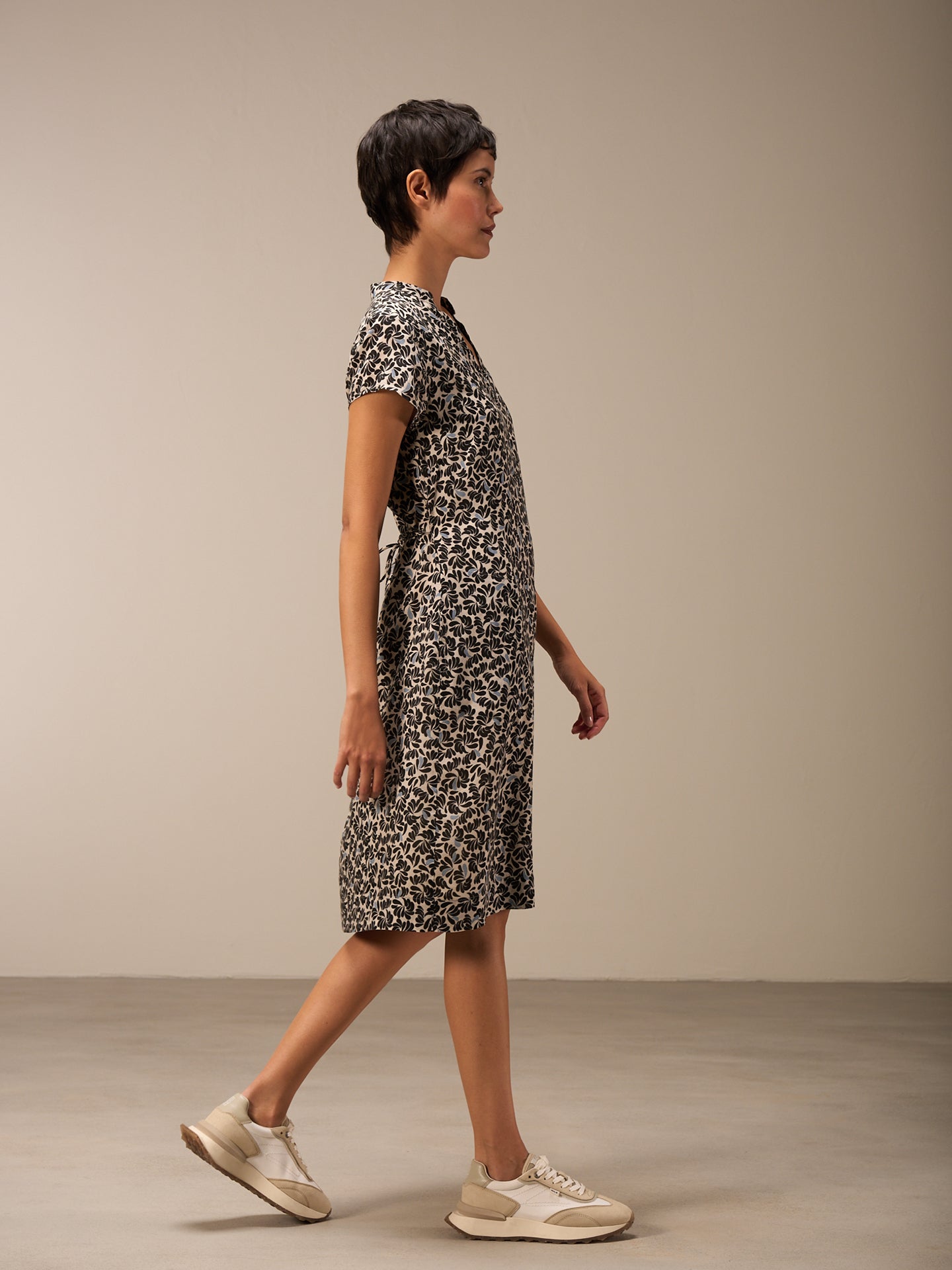 Kleid mit V-Ausschnitt