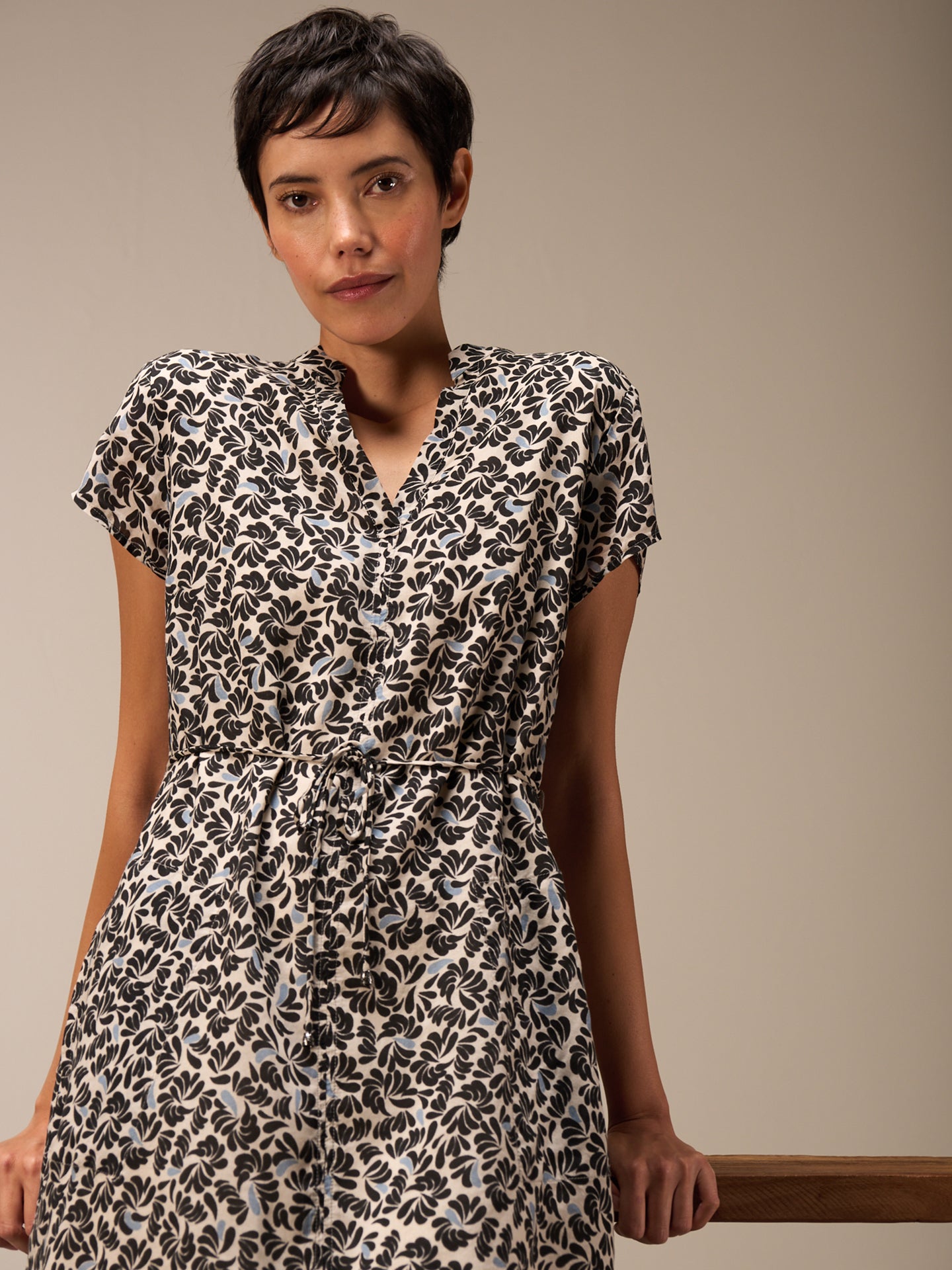 Kleid mit V-Ausschnitt