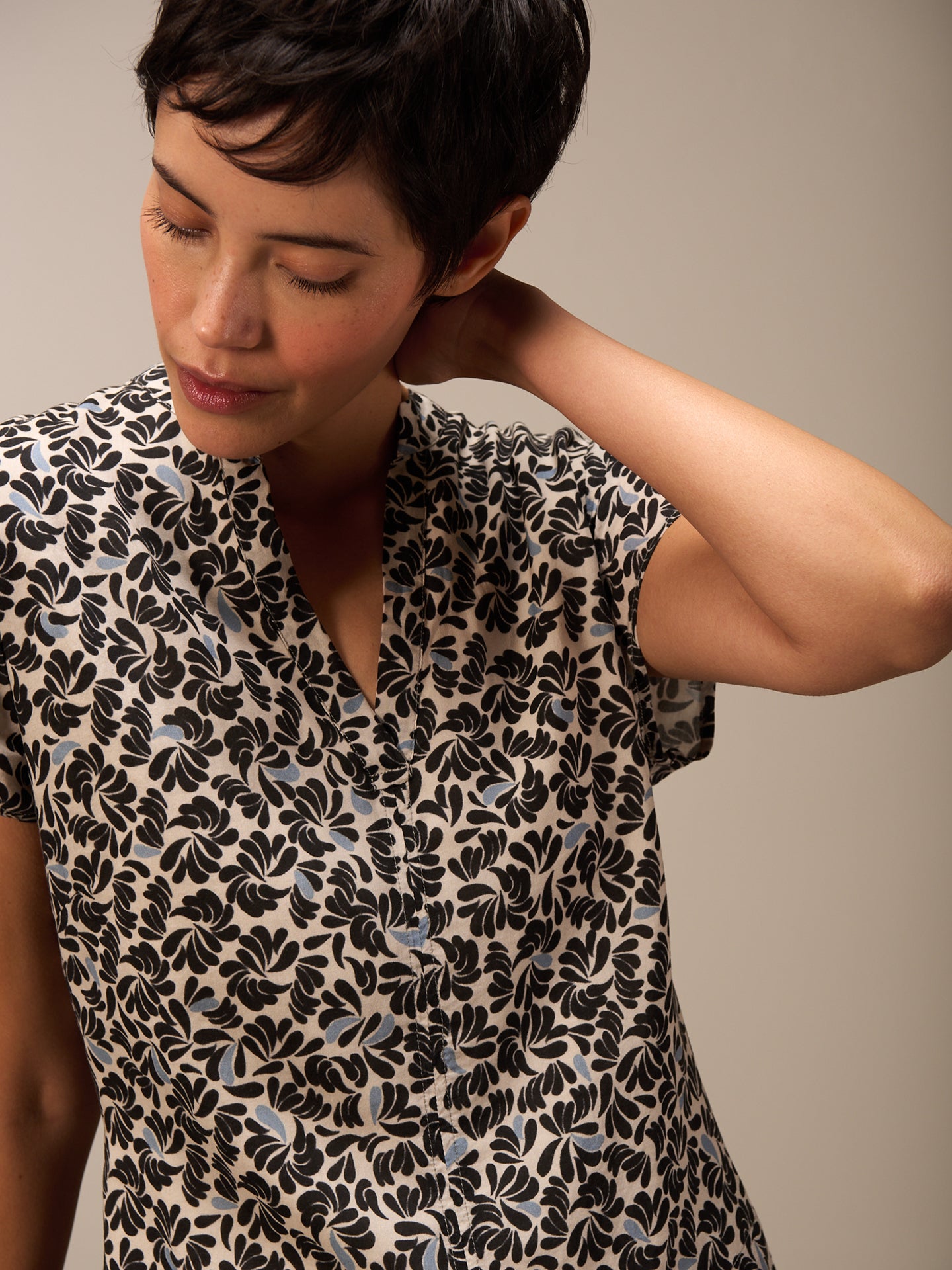 Kleid mit V-Ausschnitt