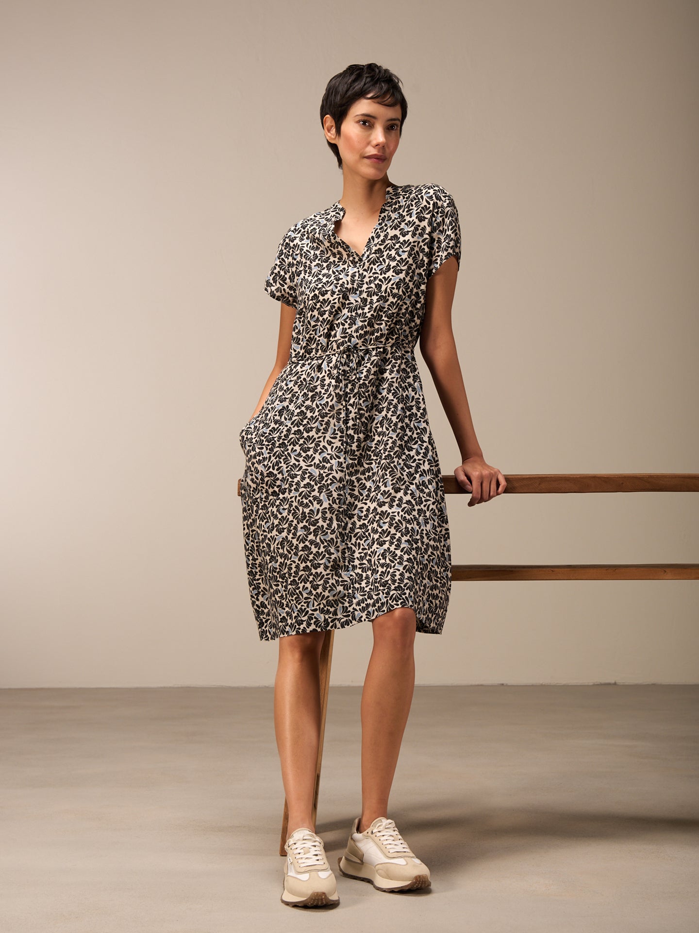Kleid mit V-Ausschnitt