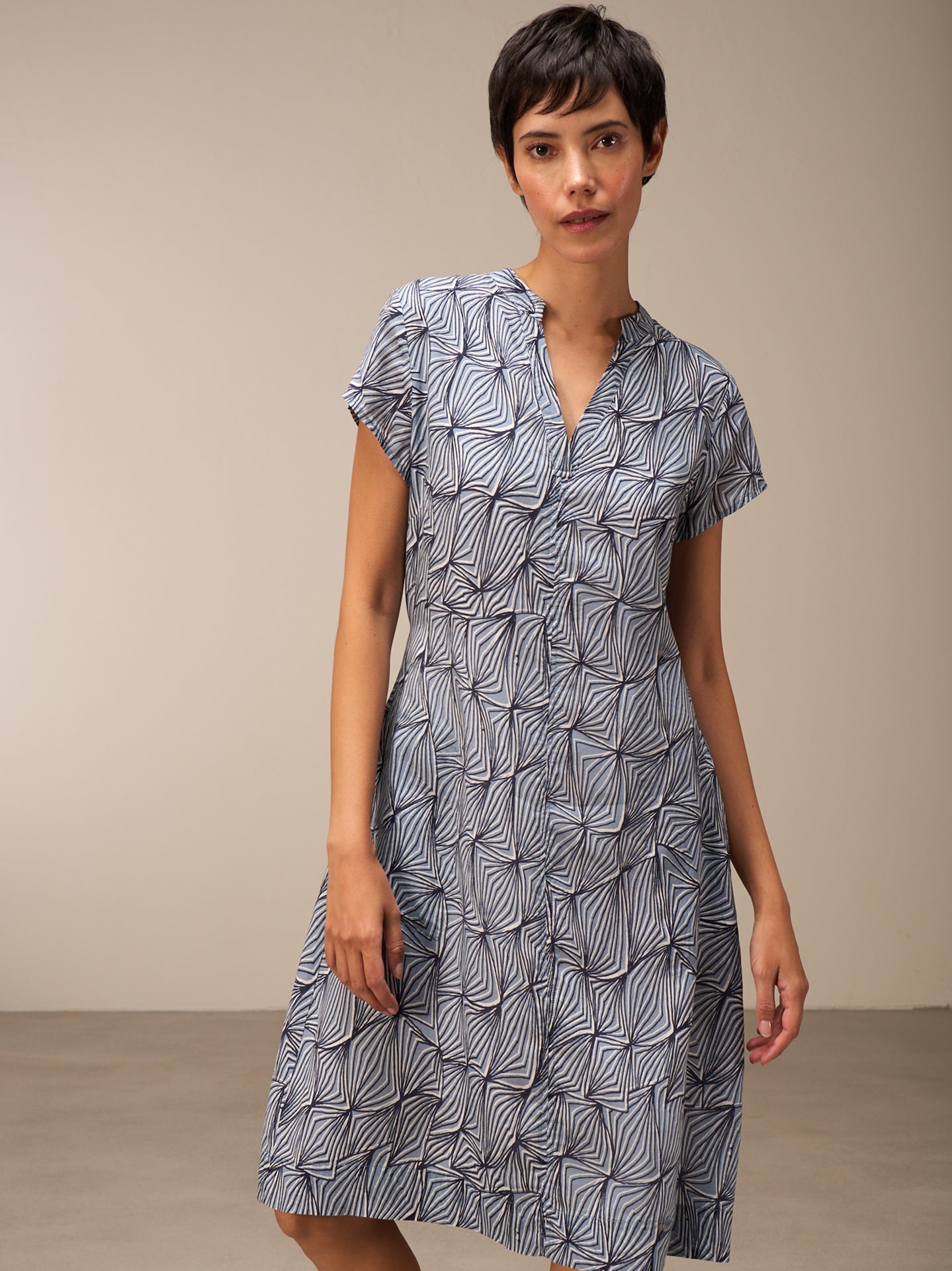 Kleid mit V-Ausschnitt
