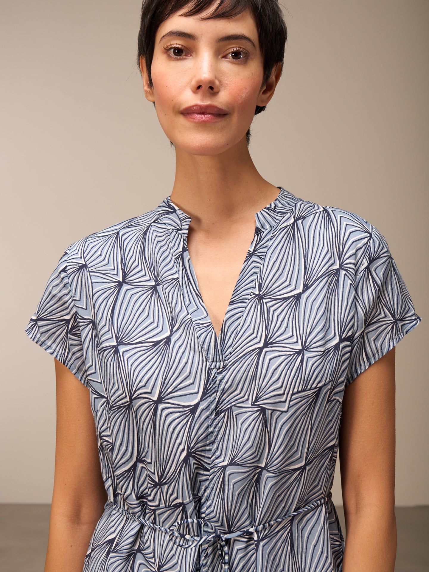 Kleid mit V-Ausschnitt