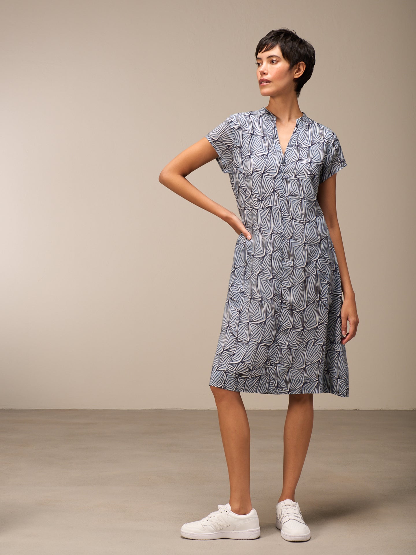 Kleid mit V-Ausschnitt